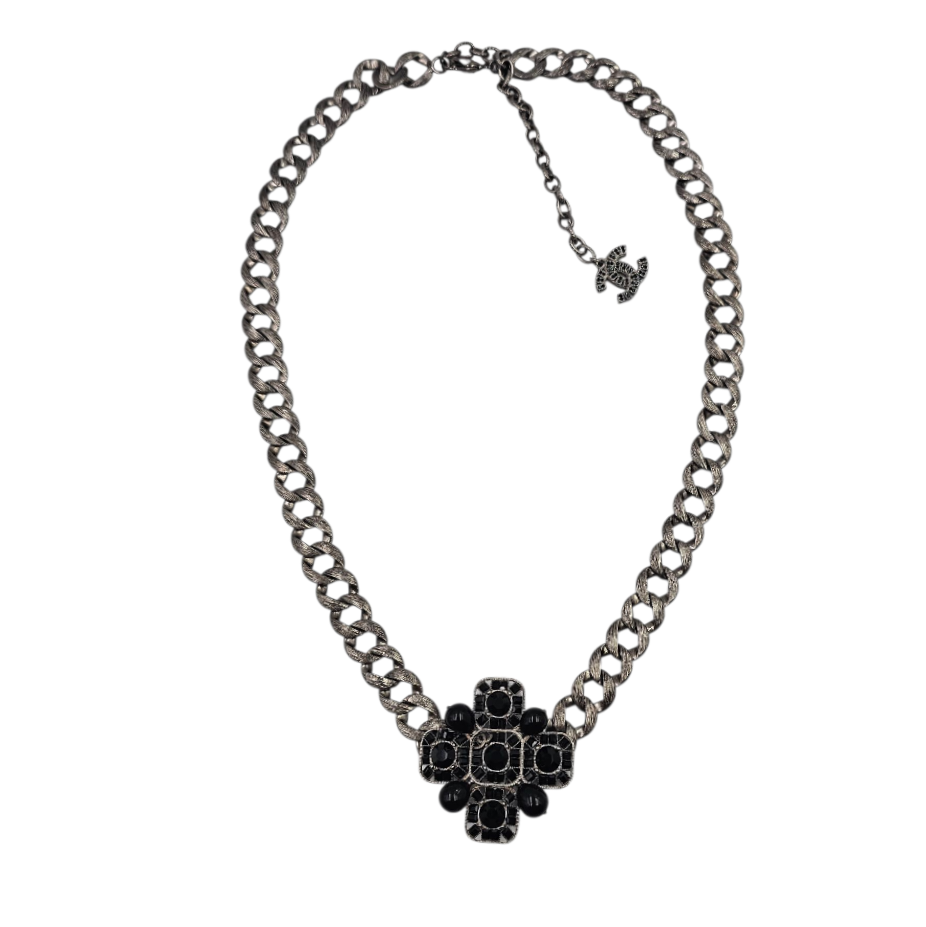 CHANEL PROTOTYPE COLLIER - CEINTURE FINITION RUTHENIUM CROIX PATE DE VERRE NOIRE