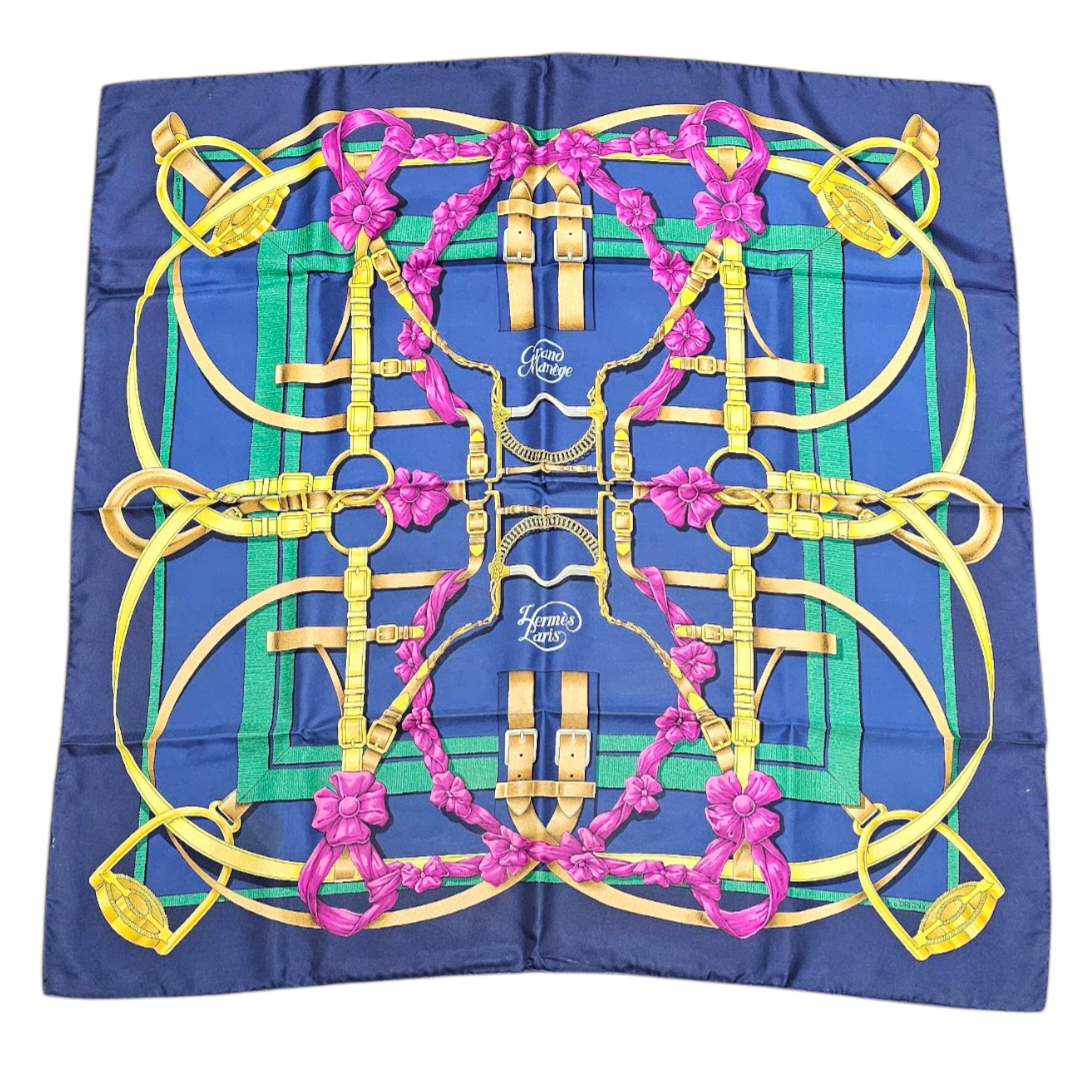 HERMES CARRE GRAND MANEGE DE HENRI D ORIGNY FOND BLEU + BOITE (LEGERES TRACES)