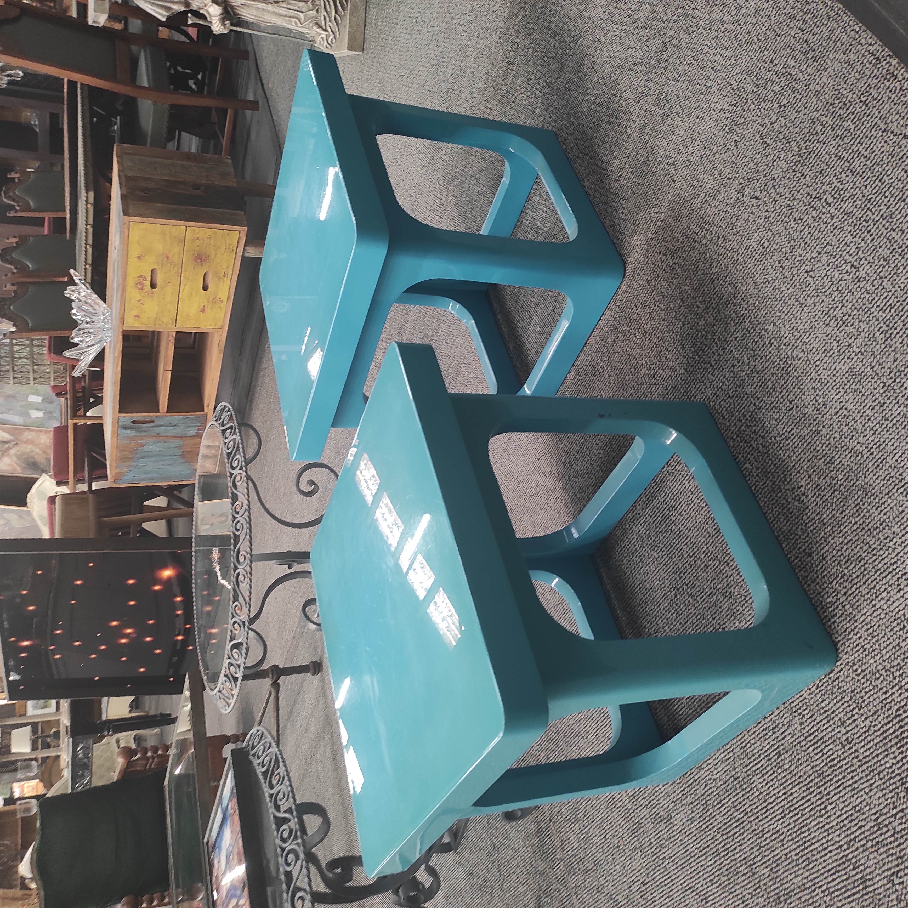 PAIRE DE TABLES BASSES LAQUE BLEUE 48/45/48 CM ANNEES 80