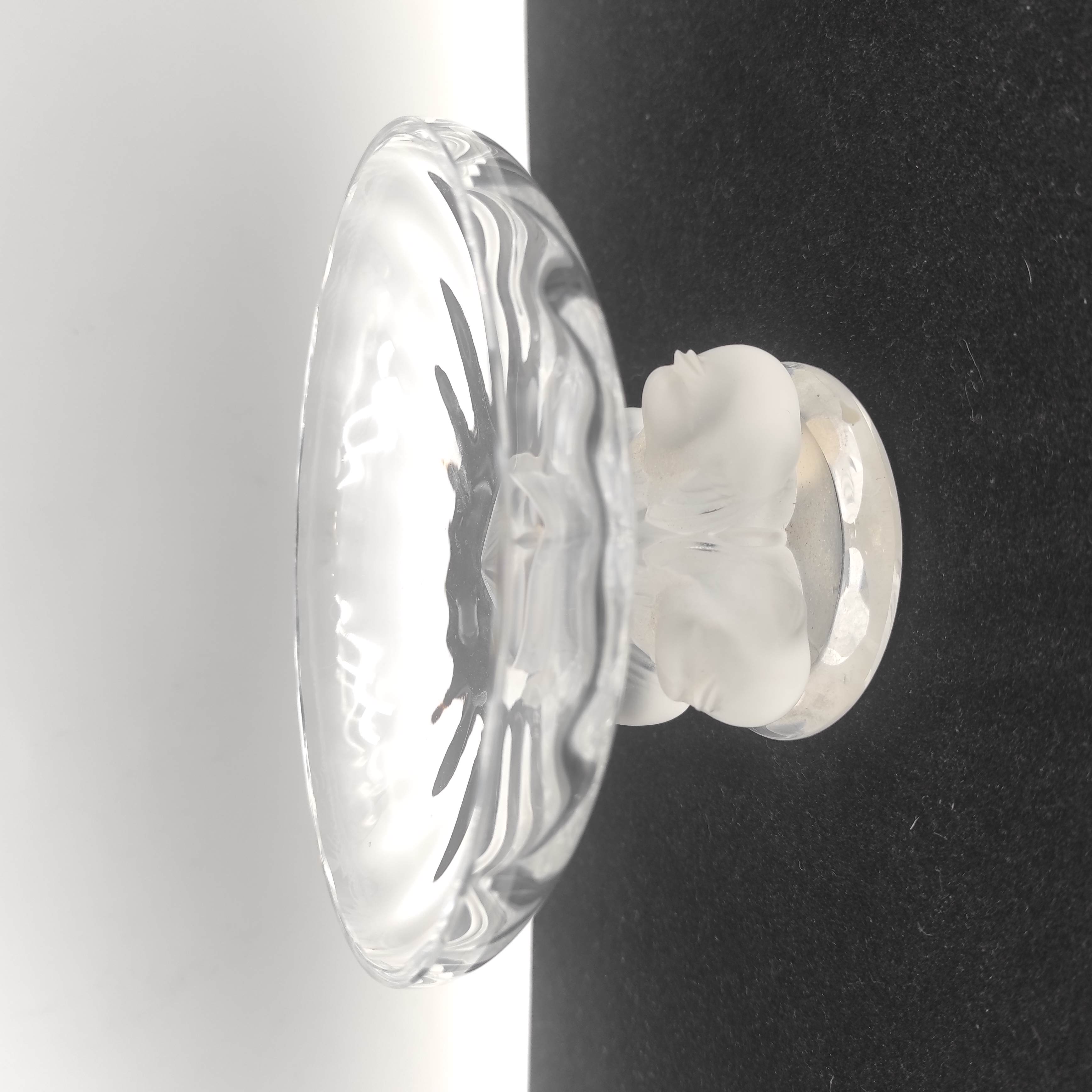 LALIQUE FRANCE BAGUIER A DECOR DE 4 MOINEAUX DIAM 14 CM