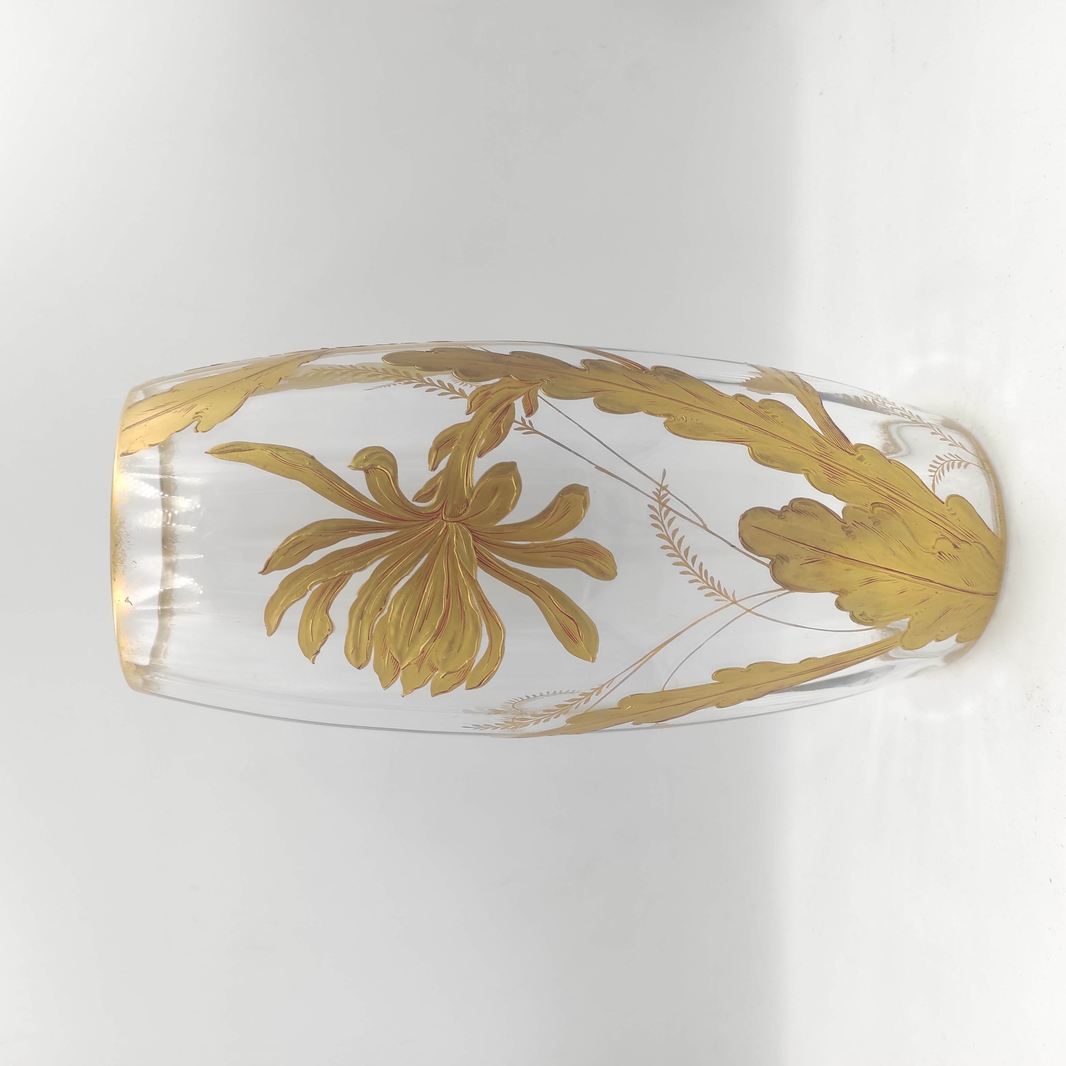 ATTRIBUE A BACCARAT VASE EN CRISTAL A DECOR DE DAHLIAS DORES H 30 CM