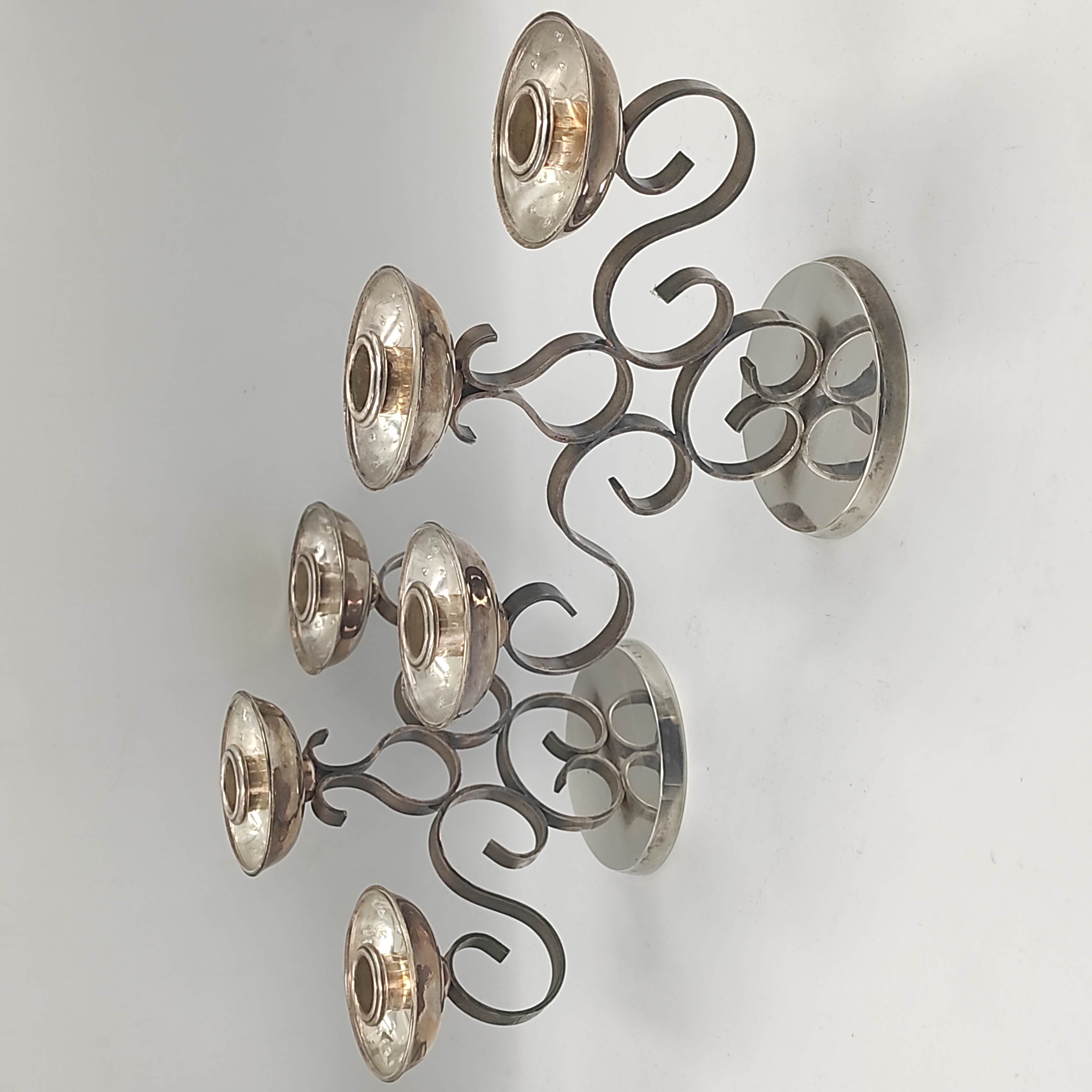 CHRISTOFLE ARABESQUES PAIRE DE CHANDELIERS (1 BOBECHE EN VERRE FENDUE)