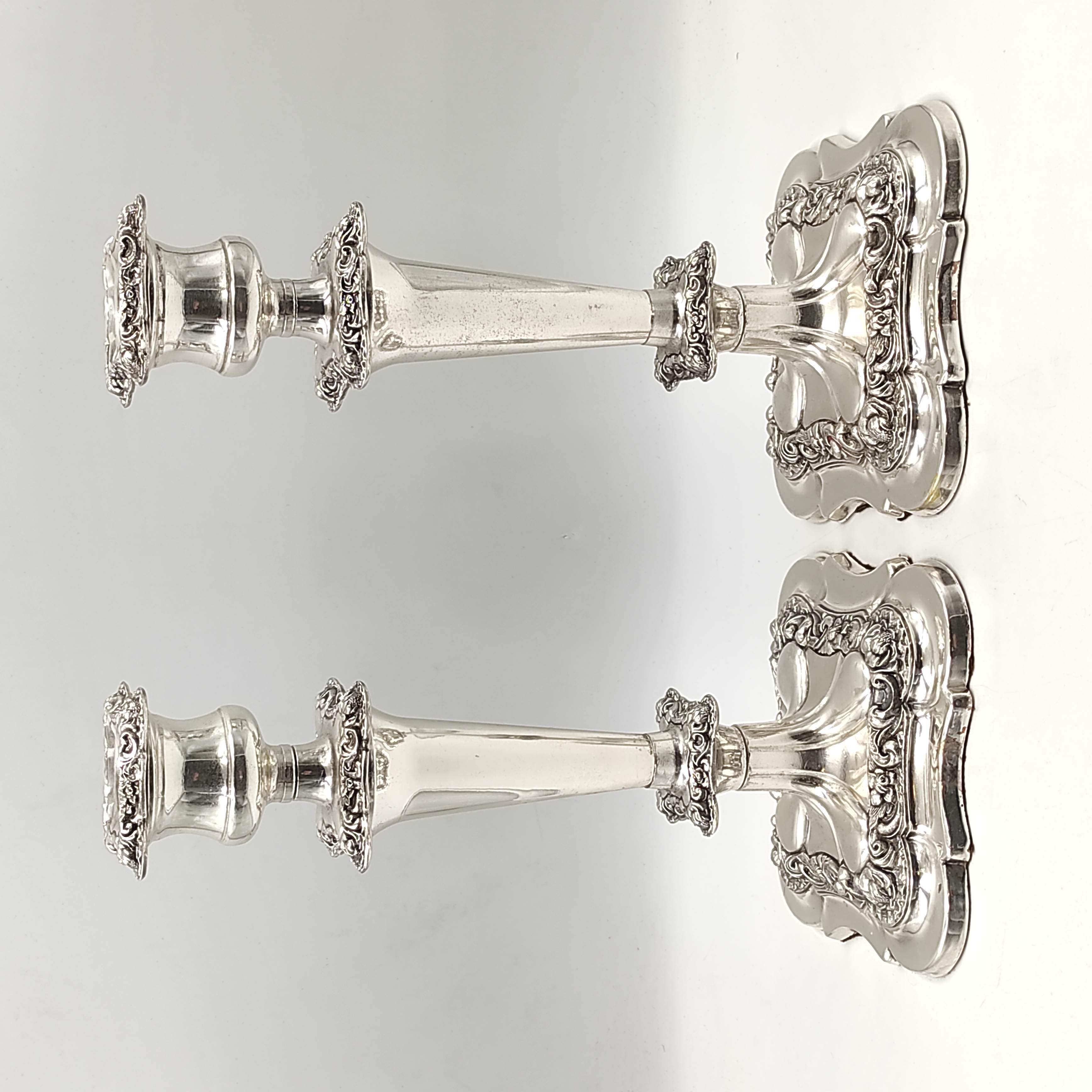 PAIRE DE BOUGEOIRS EN METAL ARGENTE ANGLAIS