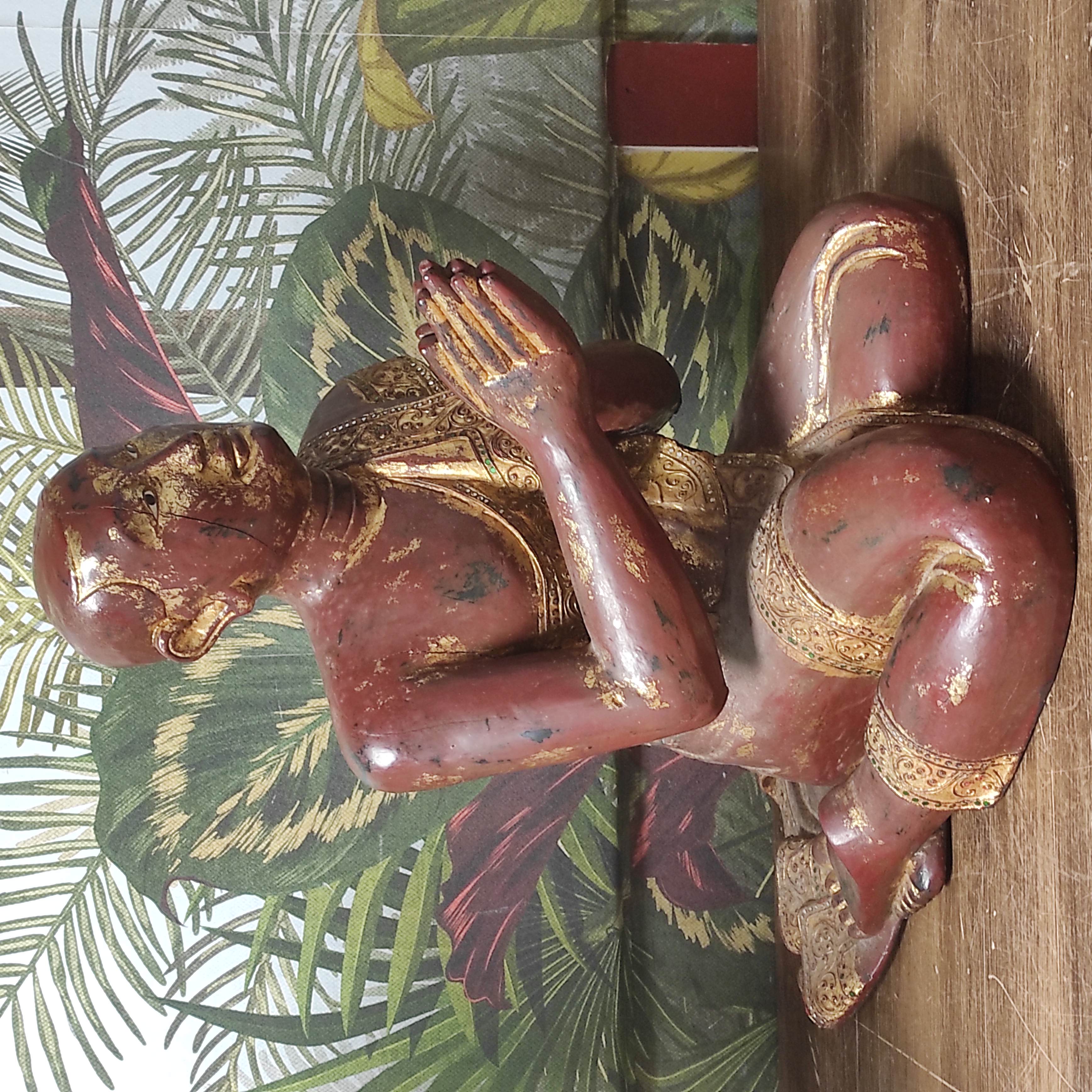 BONZE ASSIS EN BOIS A PATINE ROUGE ET OR  LES MAINS JOINTES H 66 CM