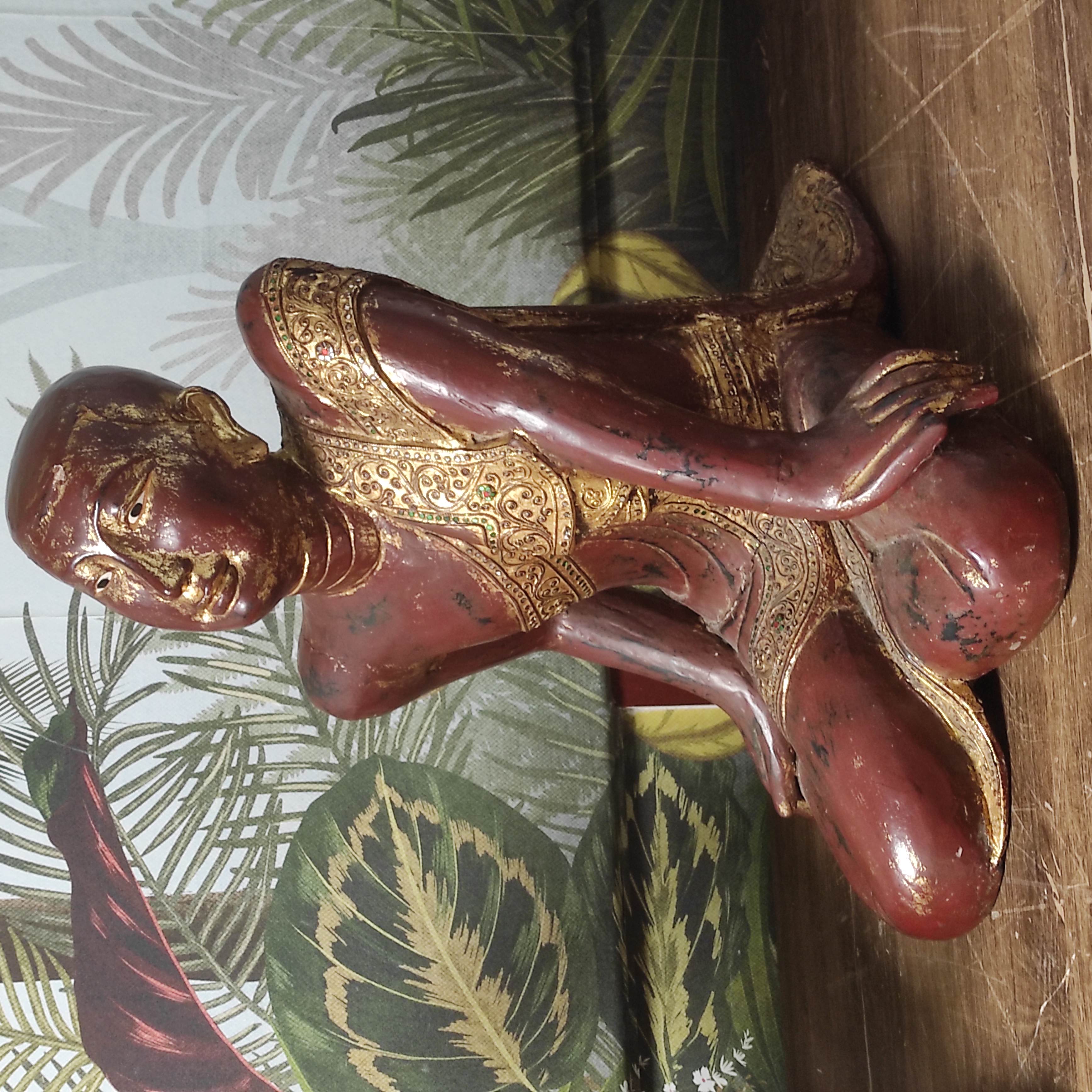 BONZE ASSIS EN BOIS A PATINE ROUGE ET OR H 67 CM