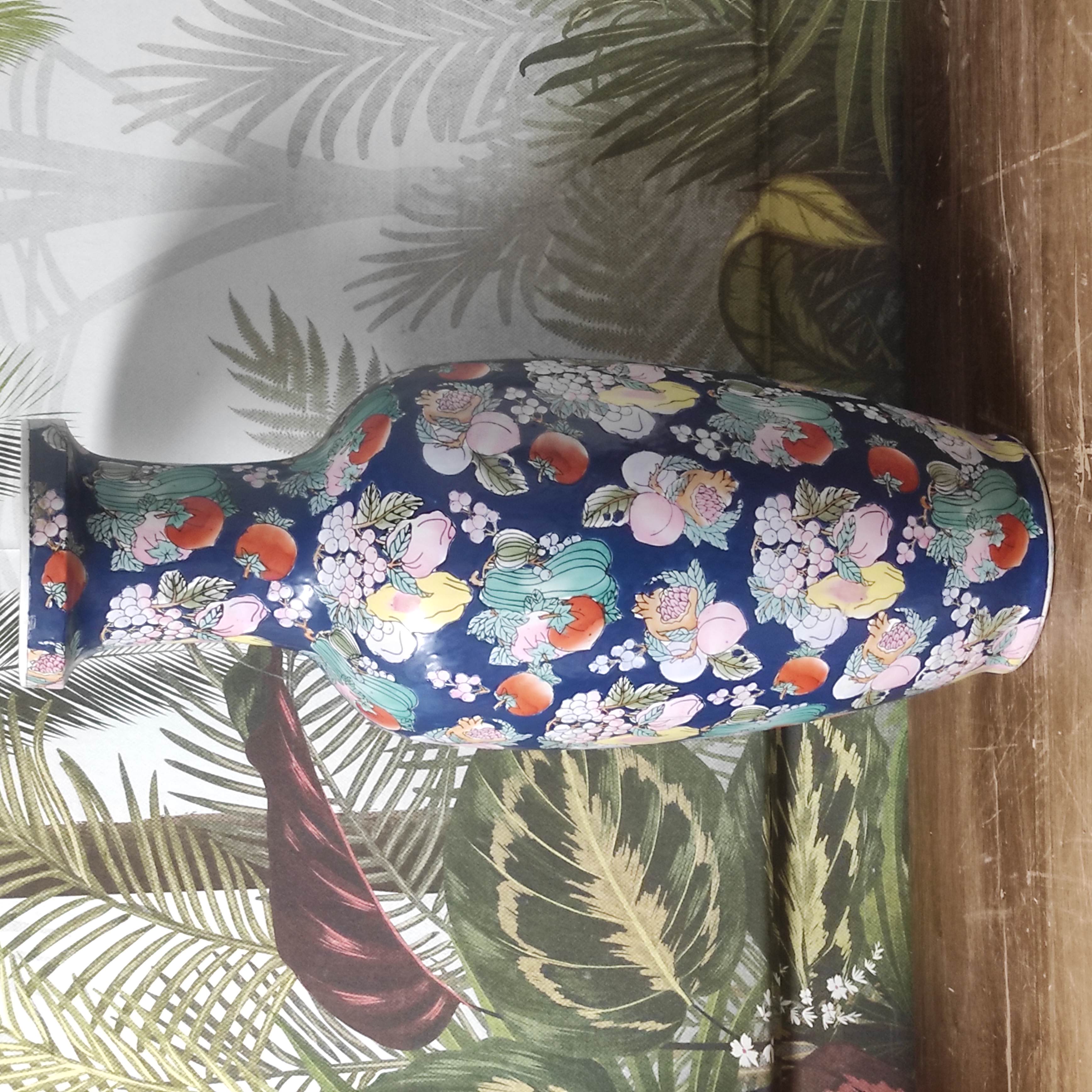 GRAND VASE A BALUSTRE EN PORCELAINE CHINOISE A DECOR DE FRUITS H 83 CM