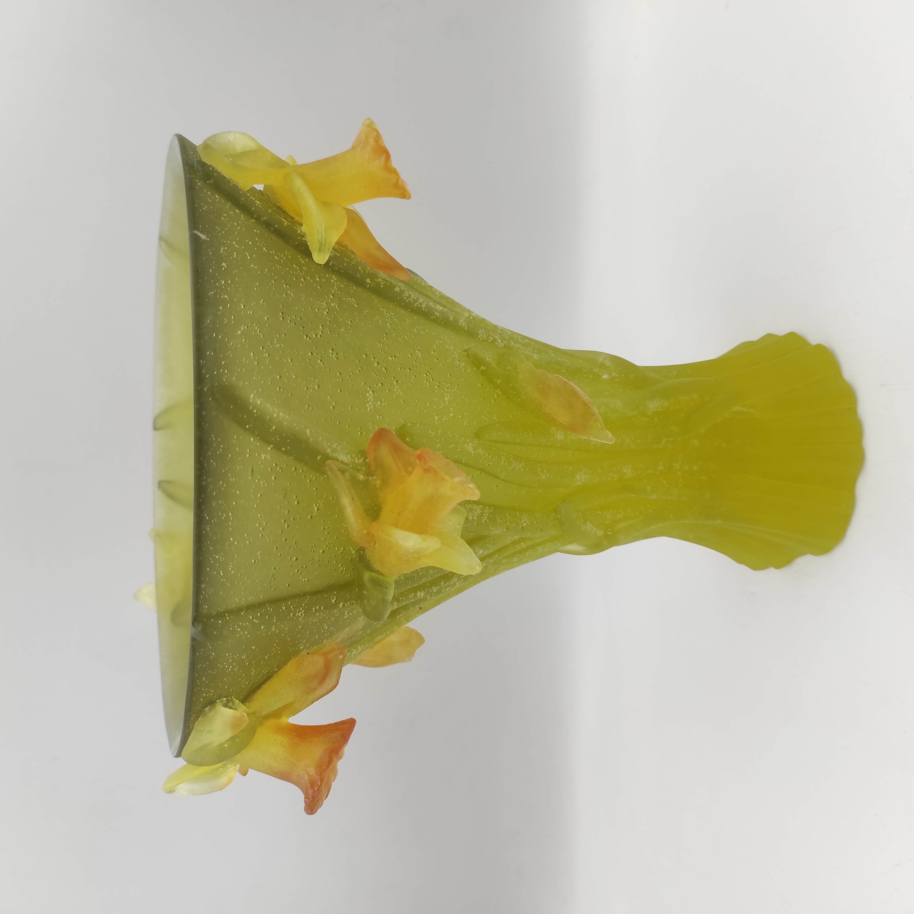 DAUM VASE MODELE JONQUILLES PATE DE VERRE JAUNE A NUANCES VERTES H 25.5 CM