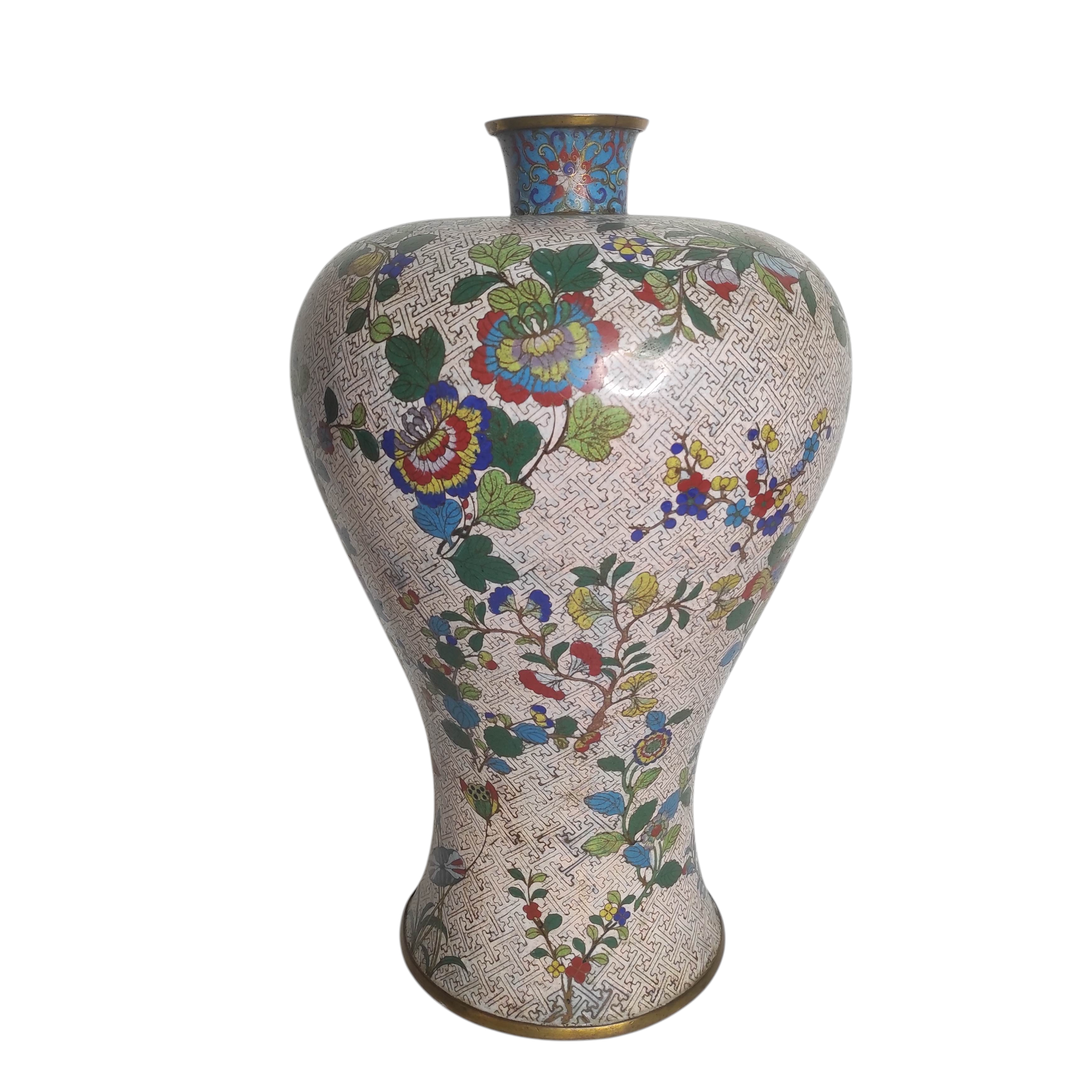 IMPORTANT VASE EN EMAIL CLOISONNE BLANC A DECOR DE FLEURS (ENFONCEMENT)