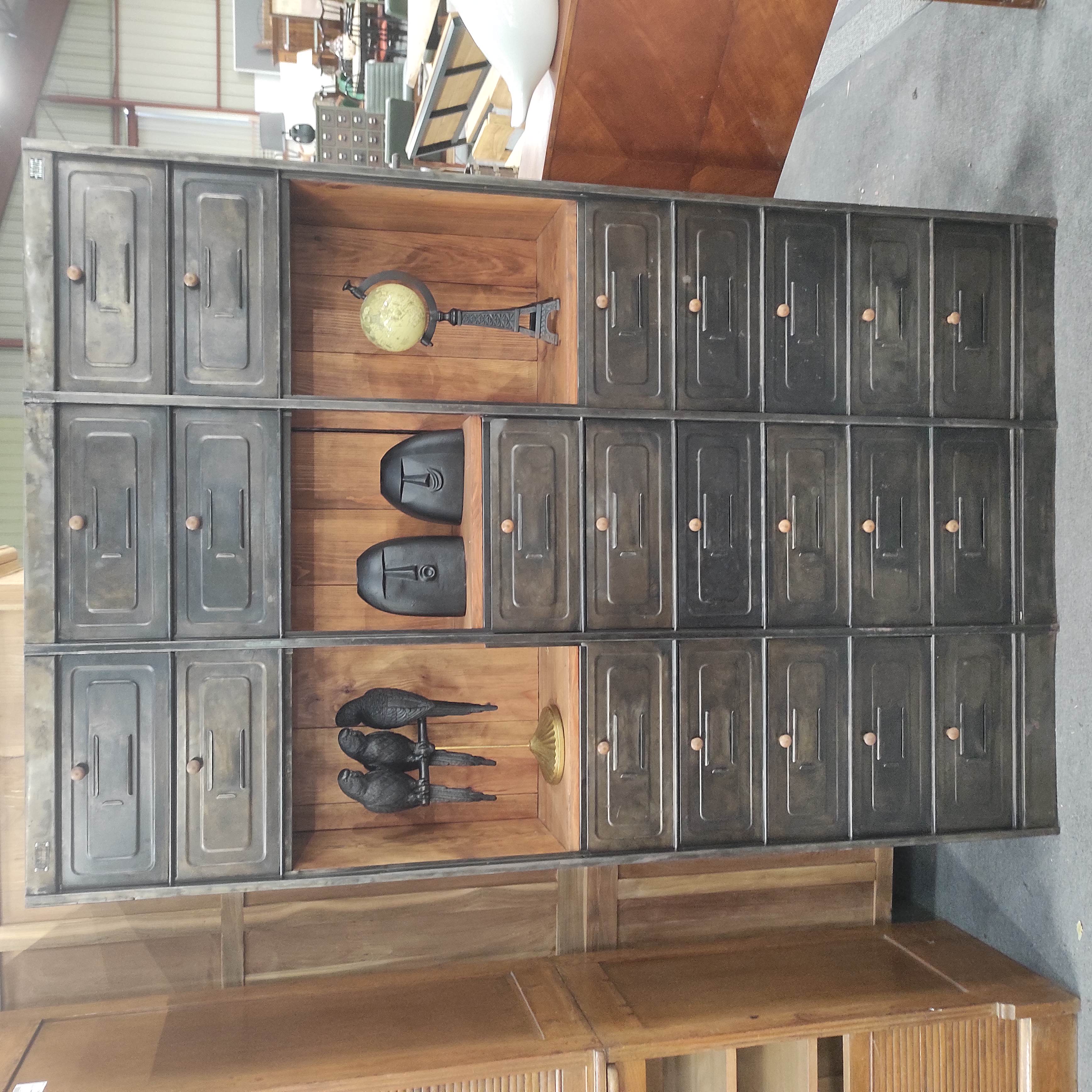 GRAND MEUBLE DE TRI POSTAL VINTAGE EN TOLE 129/200/31 CM