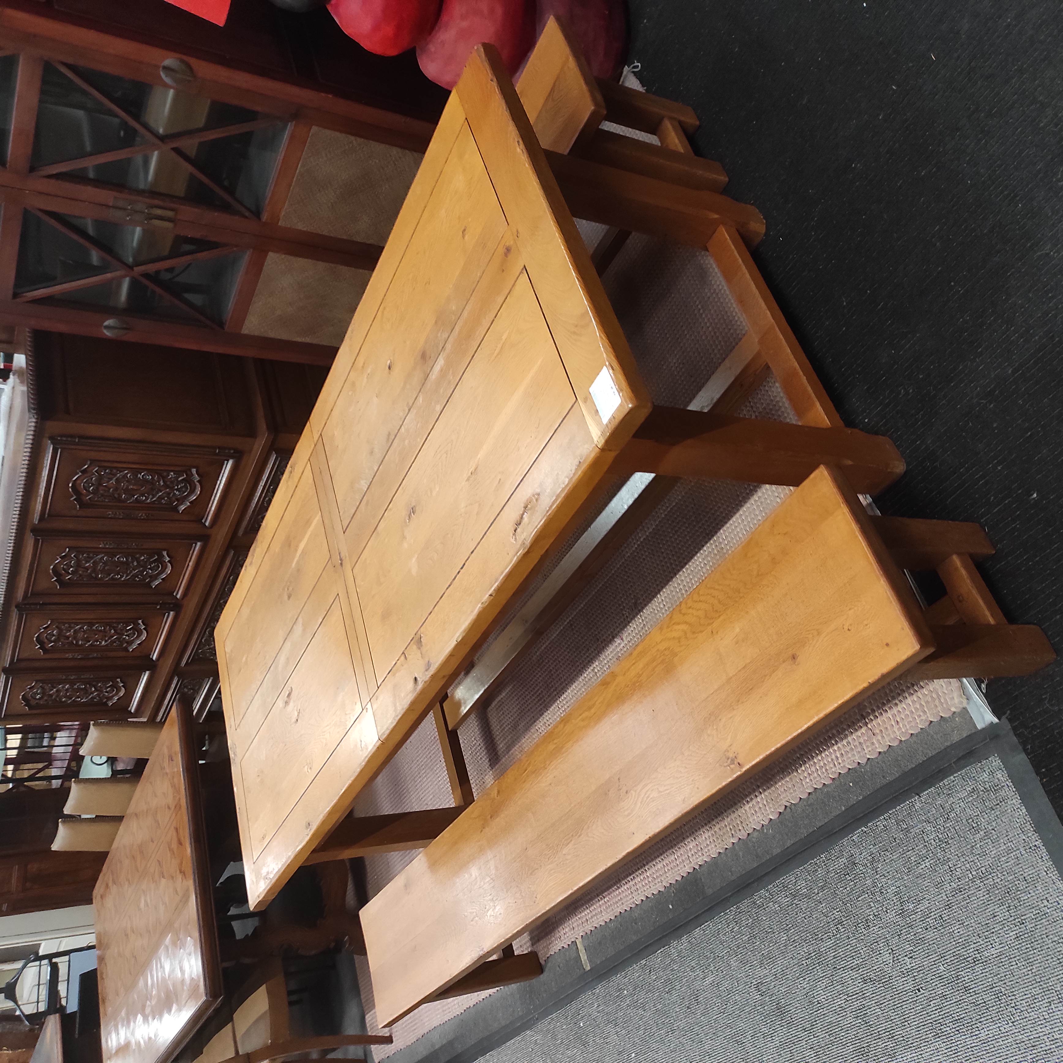 TABLE DE REPAS 210/76/90 CM + 2 ALLONGES 40CM + 2 BANCS EN CHENE EN L ETAT