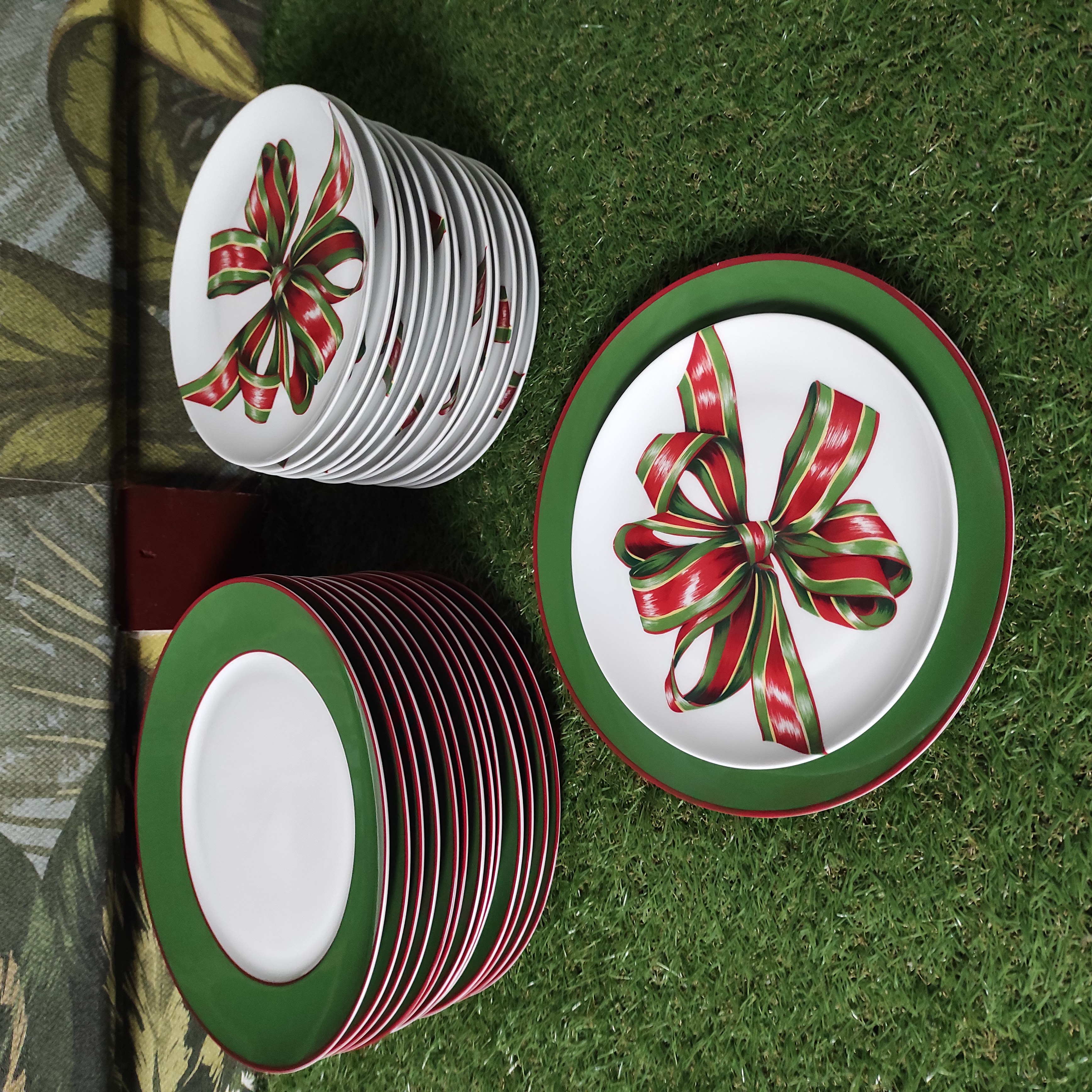 JACQUES COEUR 14 GRANDES + 14 PETITES ASSIETTES EN PORCELAINE A DECOR RUBAN