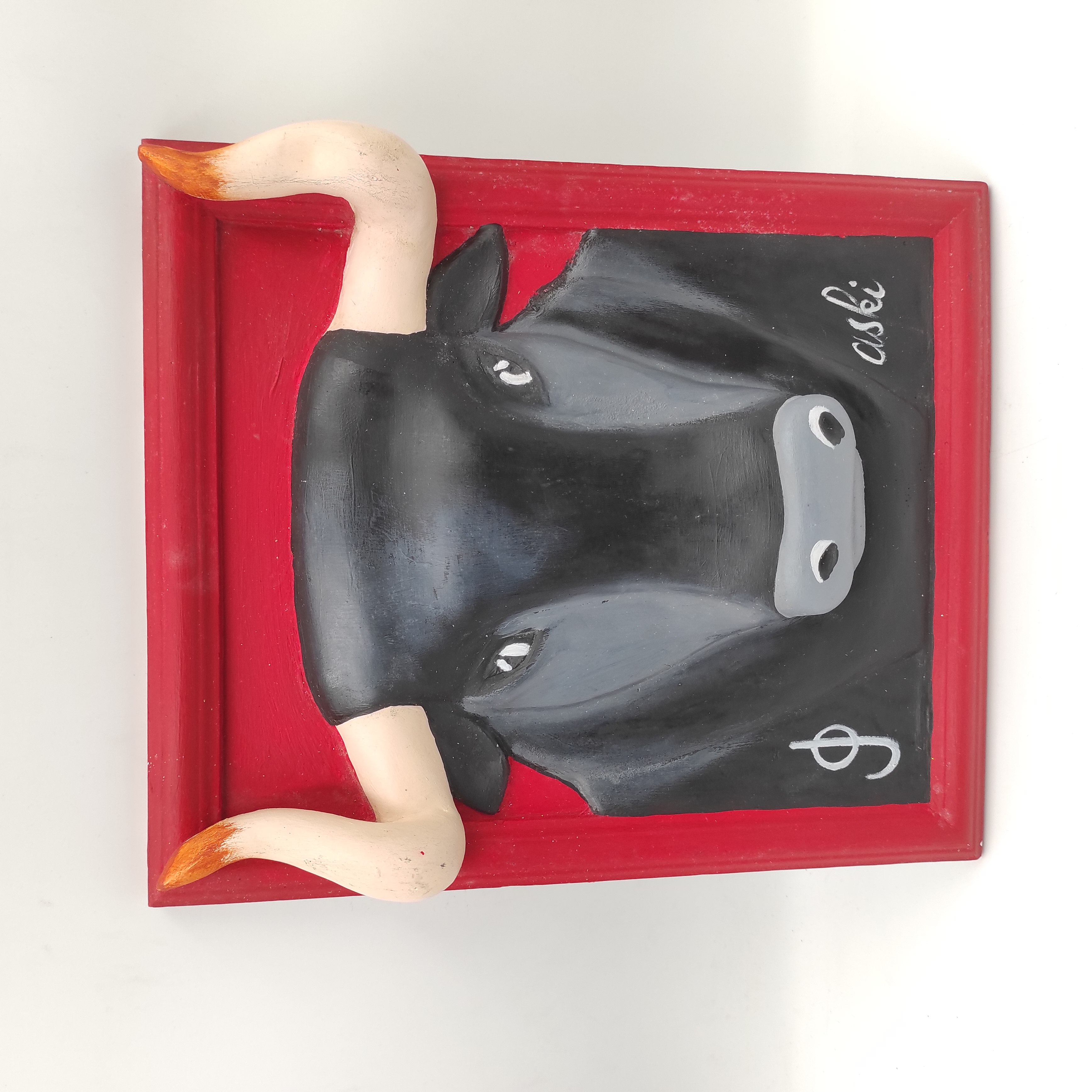 ASKI TETE DE TAUREAU EN RELIEF ENCADREMENT FOND ROUGE 23x27CM
