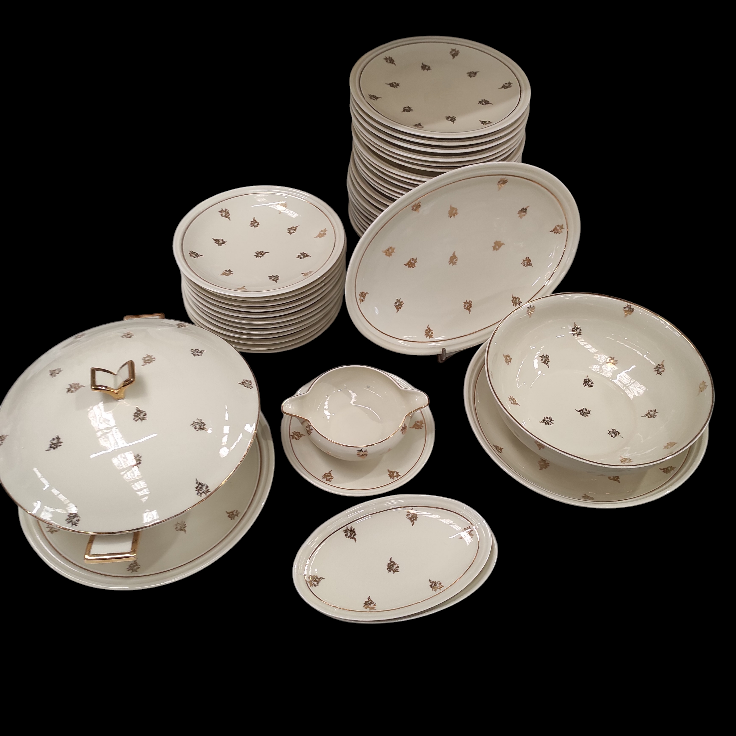 LIMOGES SERVICE DE TABLE 45 PIECES EN PORCELAINE FLEURS ET LISERE DORE