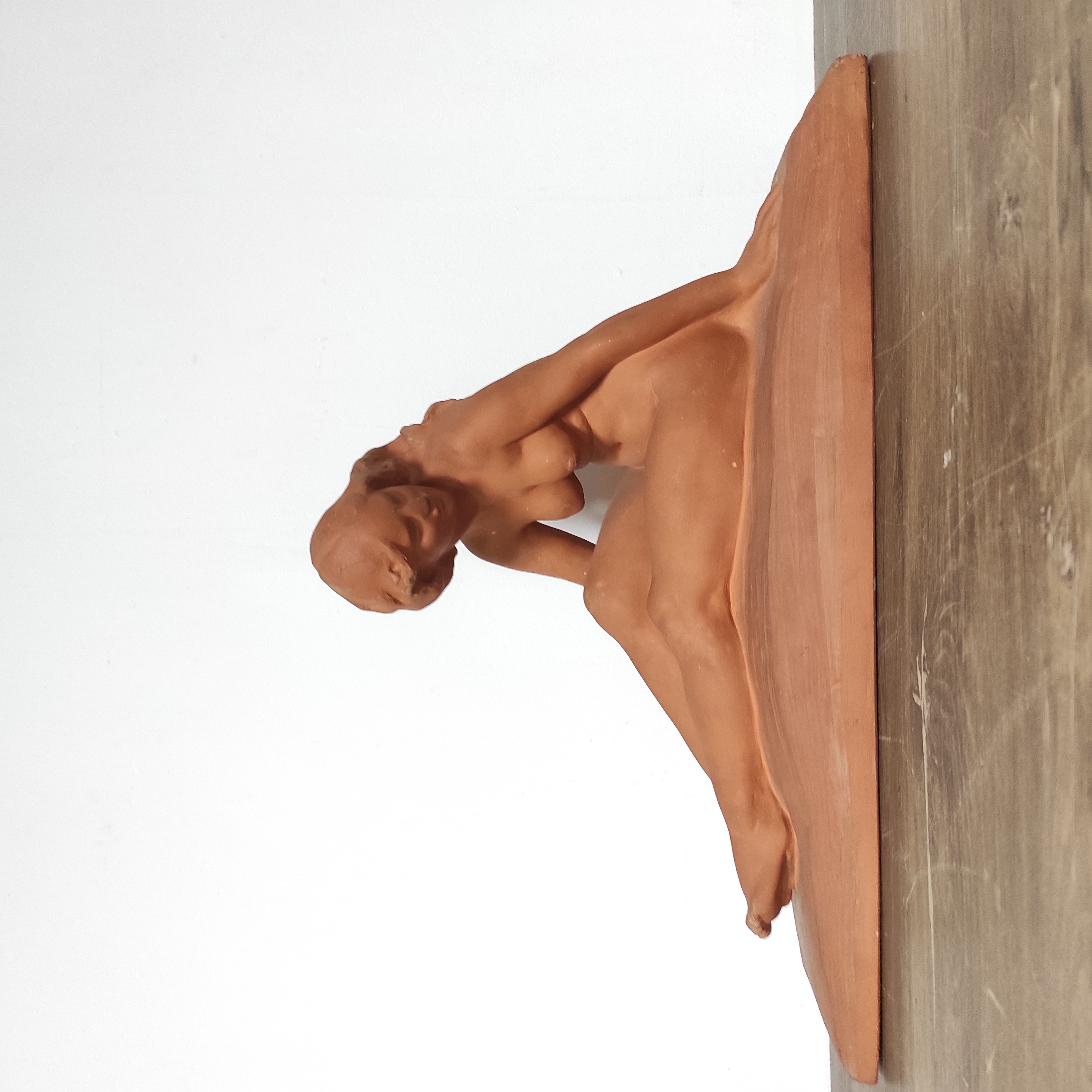 GENNARELLI SCULPTURE TERRE CUITE LA FEMME NUE 62 X 24 X 38 CM EN L ETAT