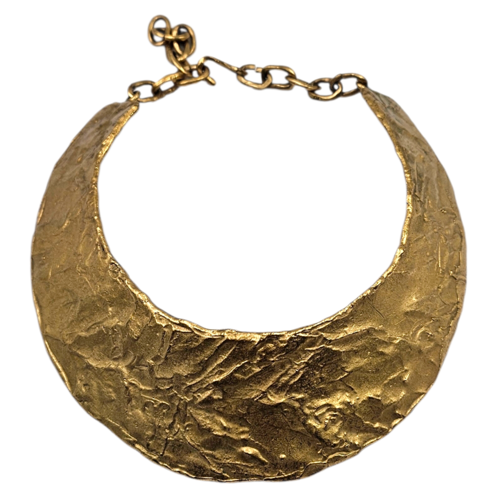 BICHE DE BERE COLLIER PLASTRON OU TORQUE EN METAL DORE CIRCA 1990