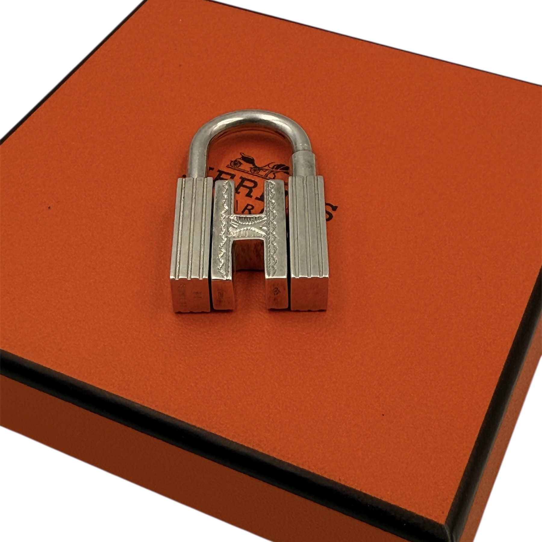 HERMES TOUAREG PENDENTIF / BIJOU DE SAC CADENAS EN ARGENT (925) 28.50 GR + BOITE