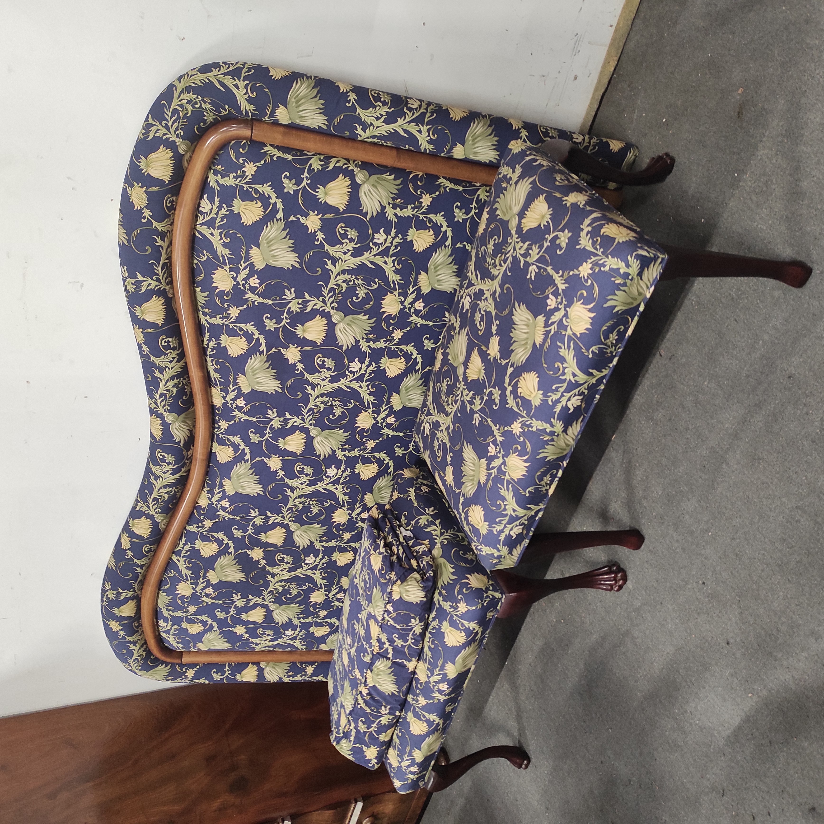 2 BANCS DE LIT 76/45/47 + TETE DE LIT 190/112 + DESSUS DE LIT TISSU FLEURI 