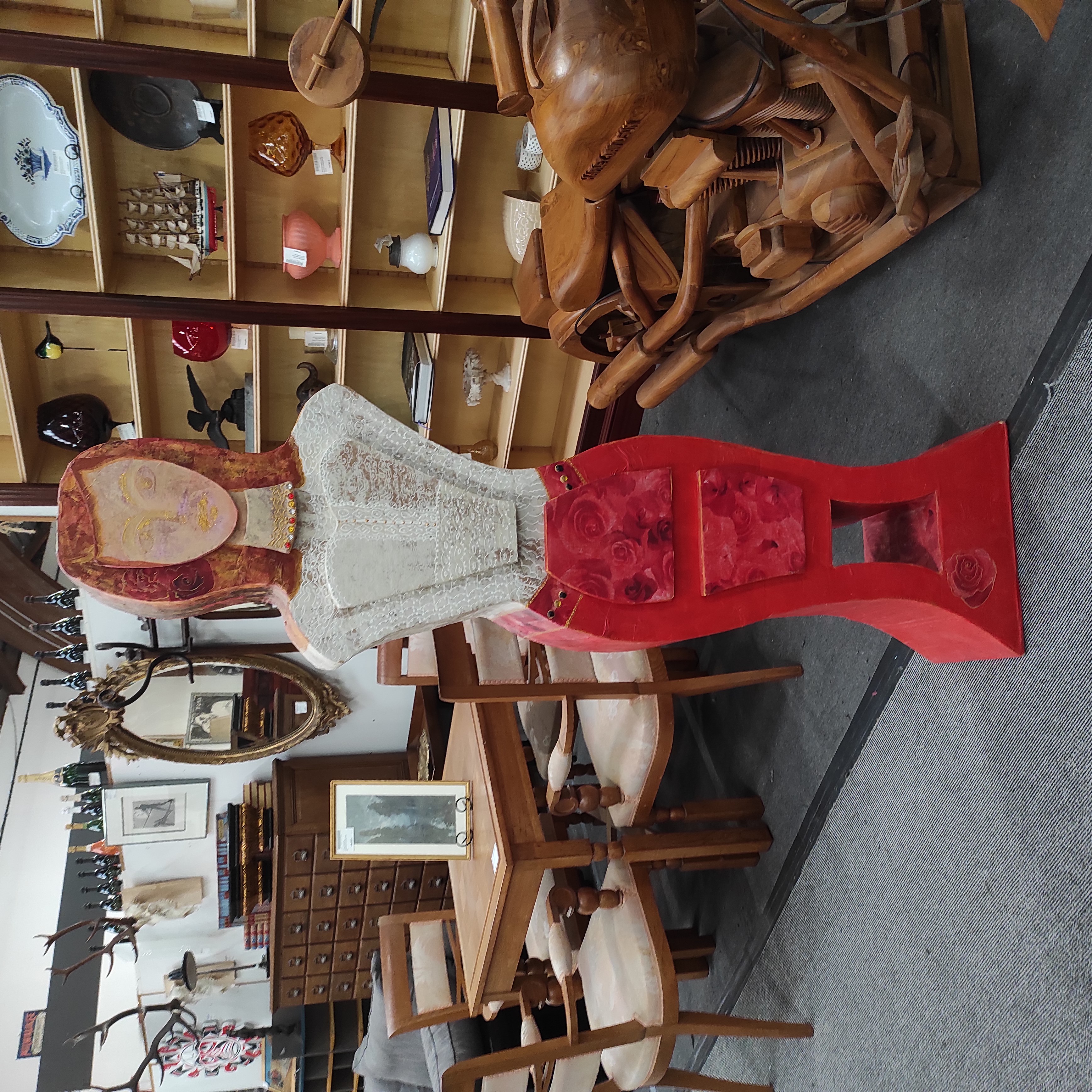 FEMME ETAGERE ROUGE ET BLANCHE H 167 CM