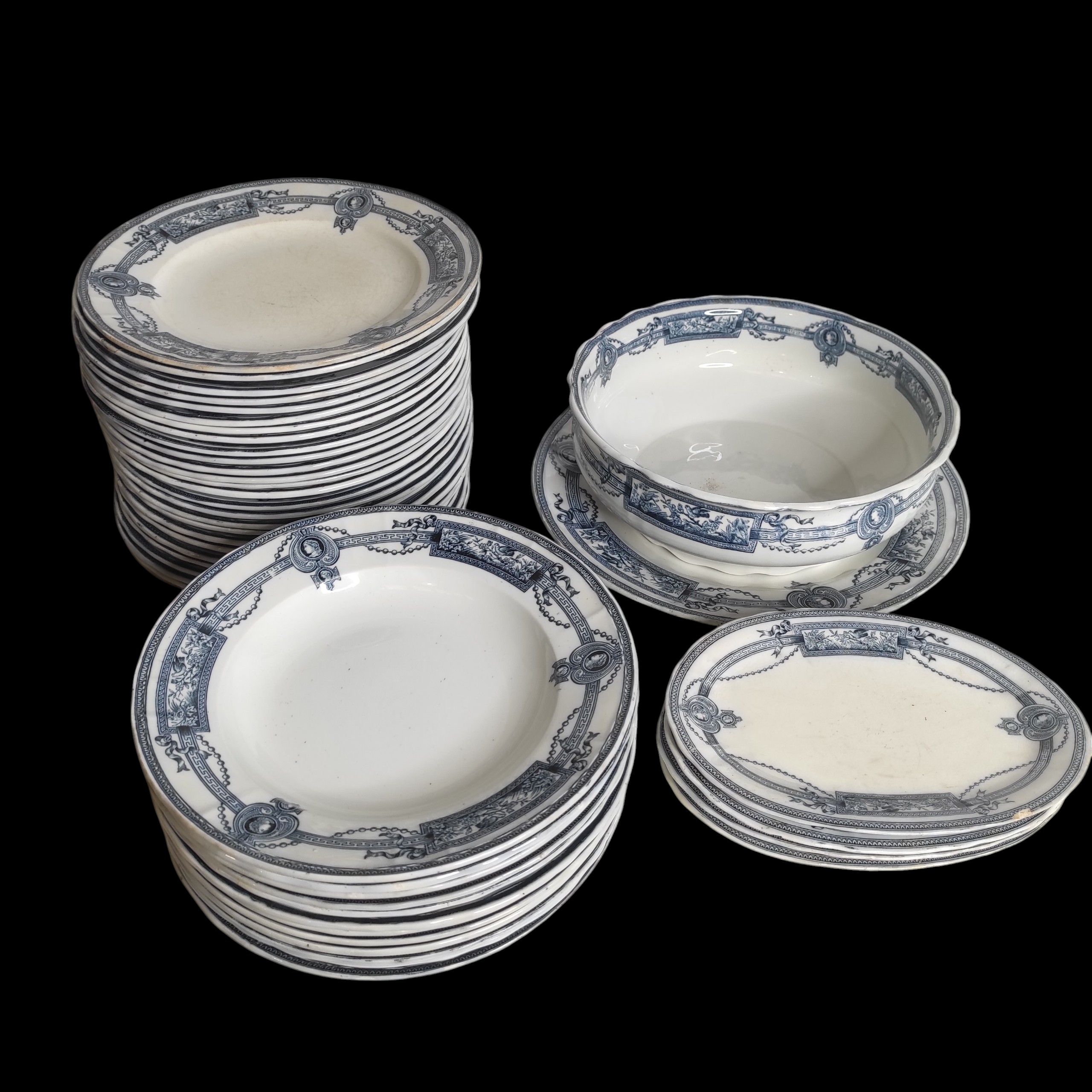 SAINT AMAND MODELE MEDAILLON 38 ASSIETTES 2 EN L ETA5T + 6 PLATS DE SERVICE 