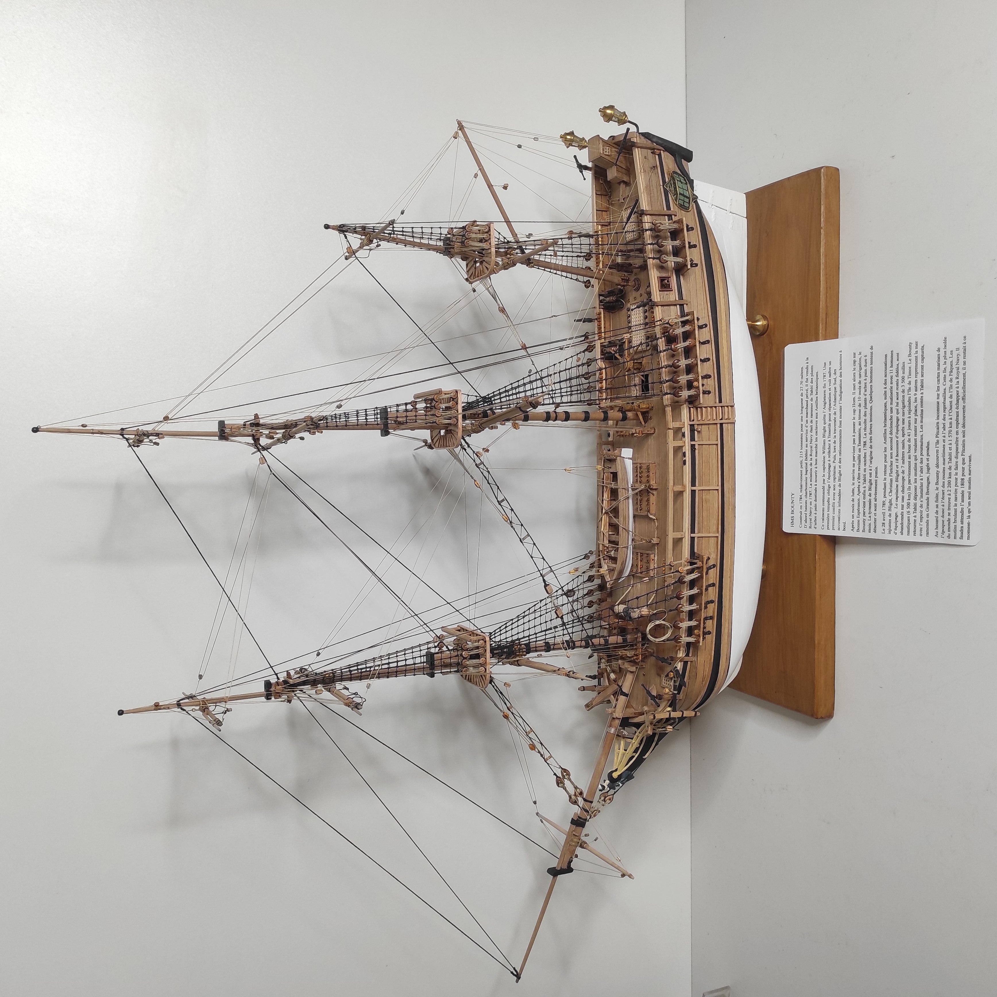 MAQUETTE DE BATEAU HMS BOUNTY 76 x 67 X 25 CM