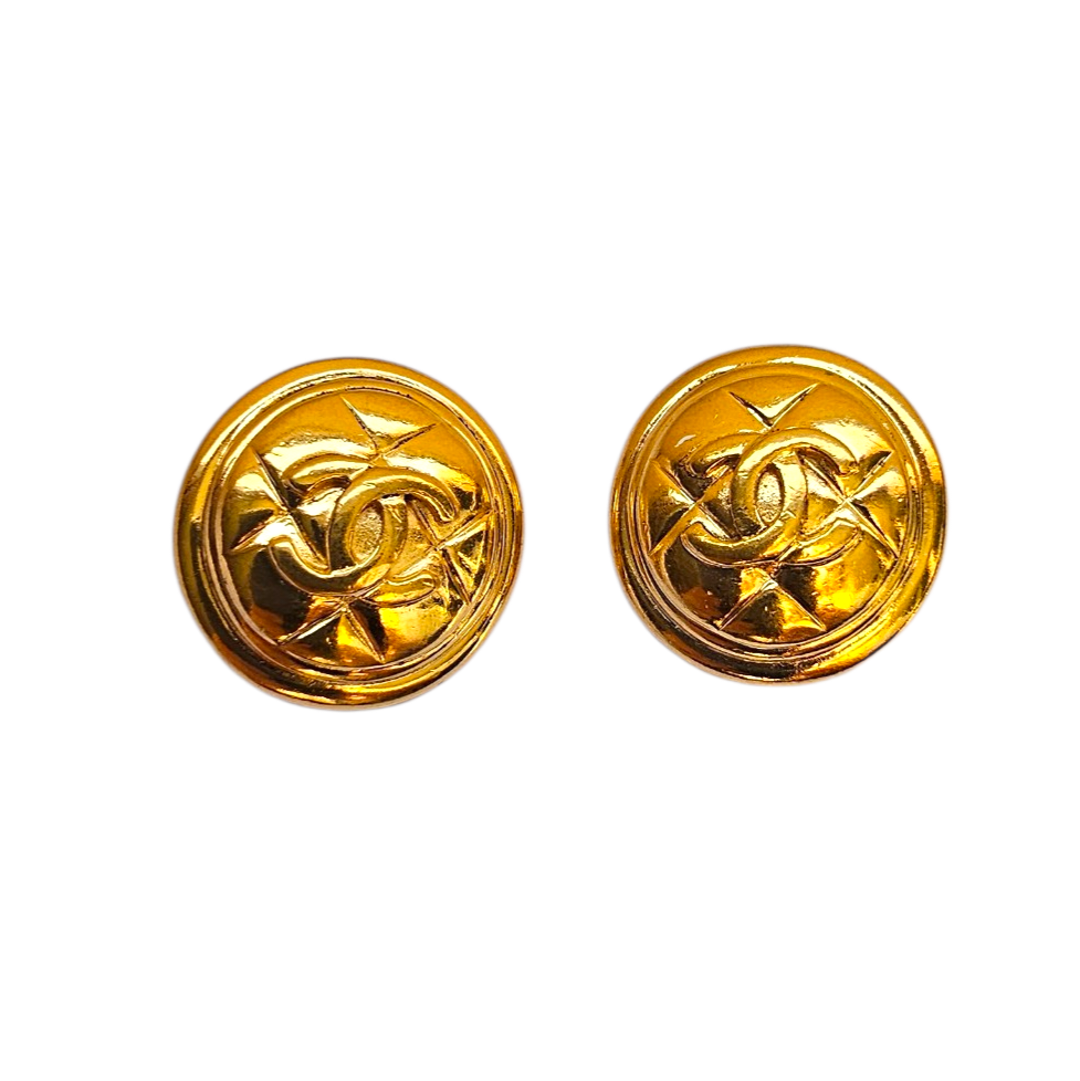 CHANEL BOUCLES D OREILLES COCO MATELASSE EN PLAQUE OR (2389)