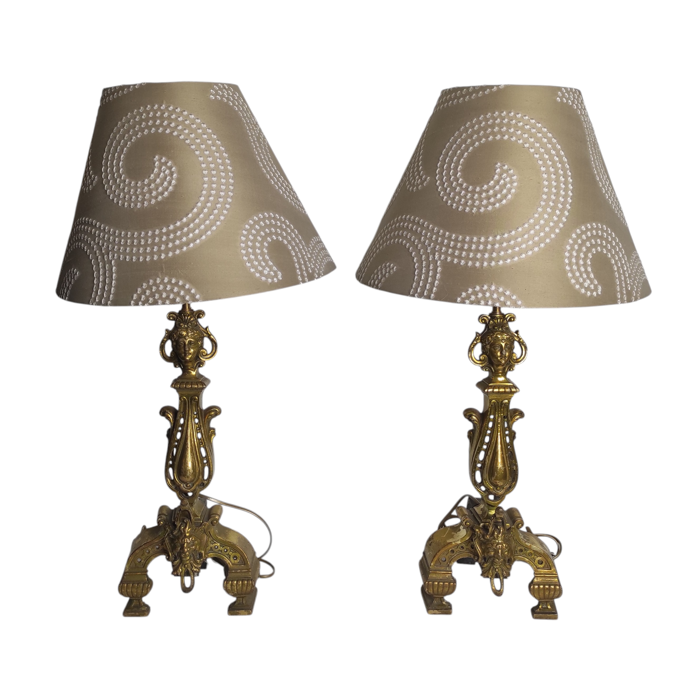 PAIRE DE CHENETS EN BRONZE DORE MONTEE EN LAMPES DECOR PERSONNAGES
