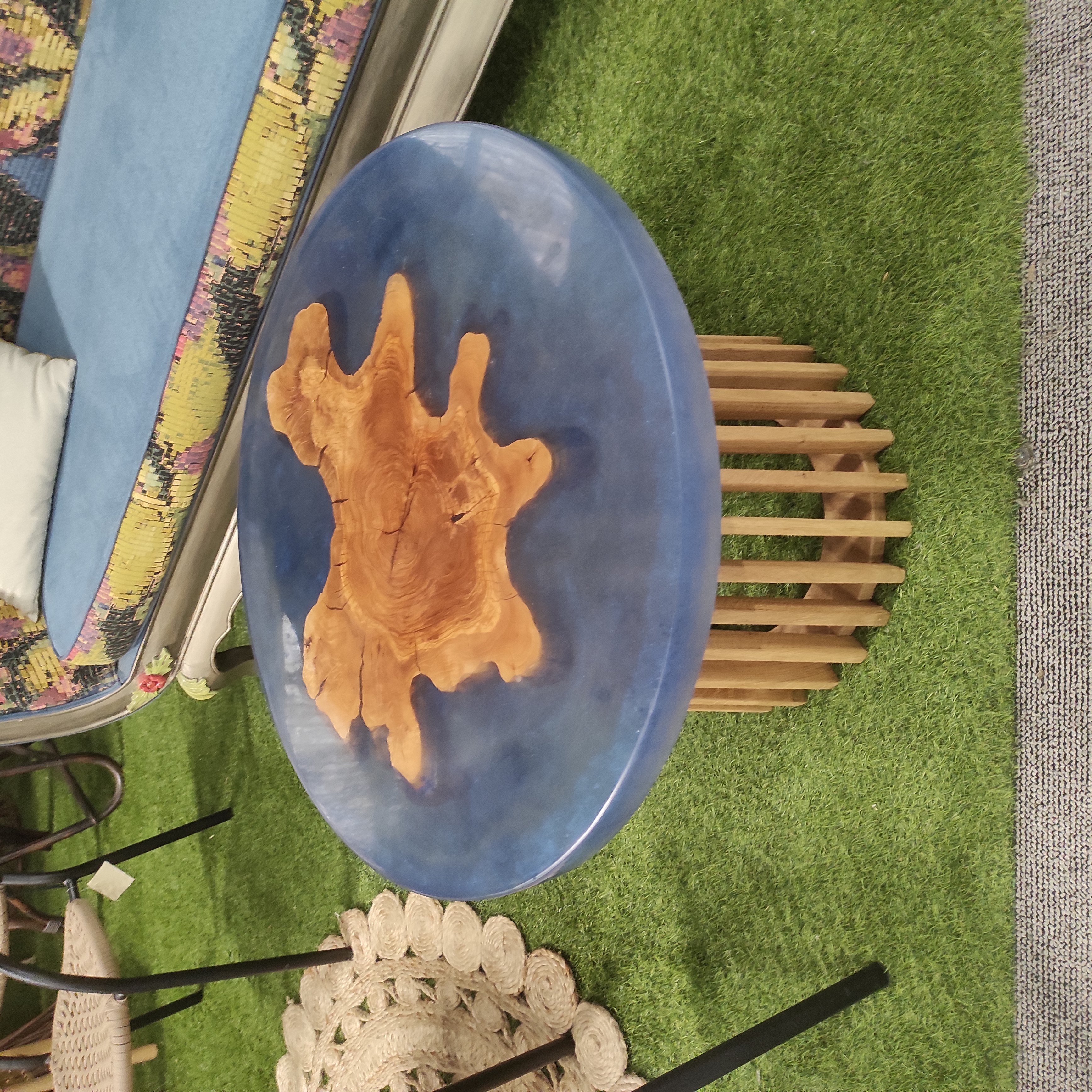 PELLE STUDIO TABLE BASSE RACINE OLIVIER ET RESINE BLEUE 69/50 CM