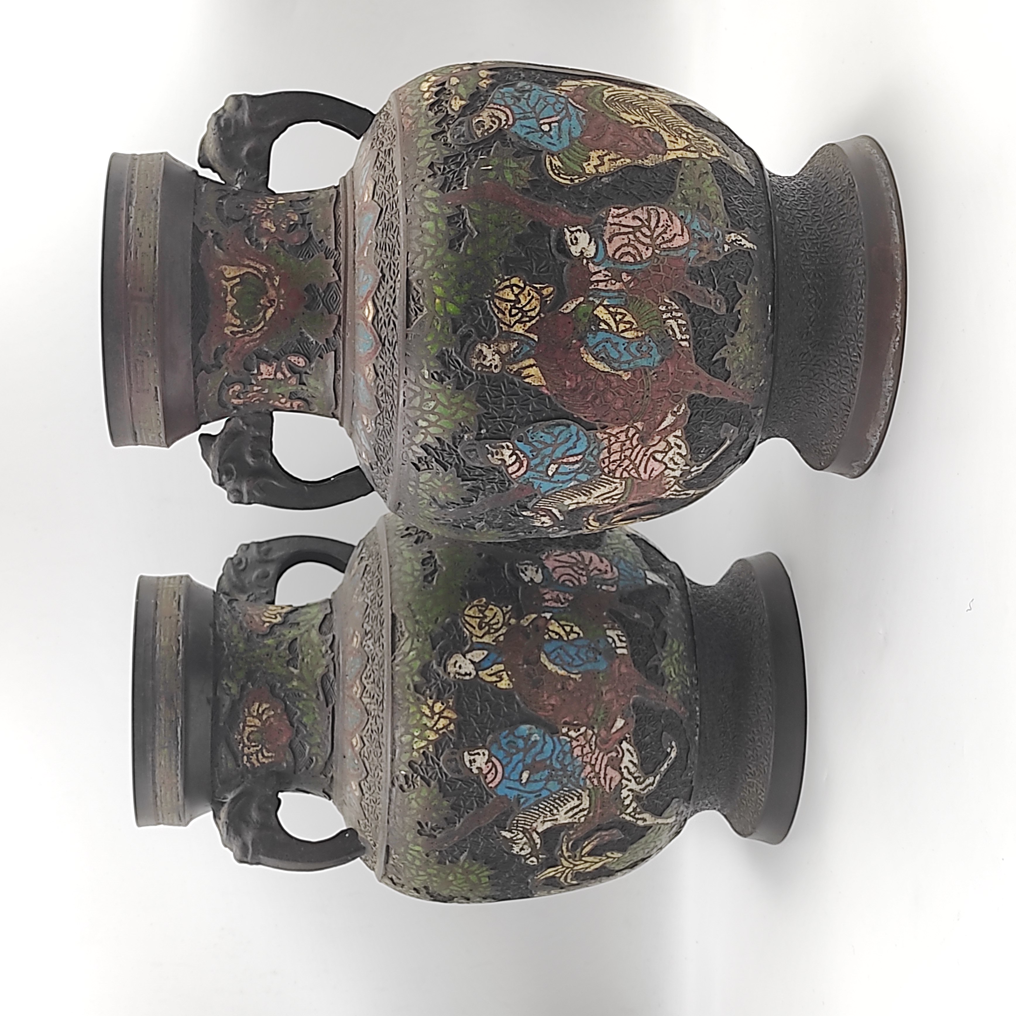 PAIRE DE VASES EN BRONZE ET EMAIL CLOISONNE A DECOR DE CAVALIERS H 31 CM
