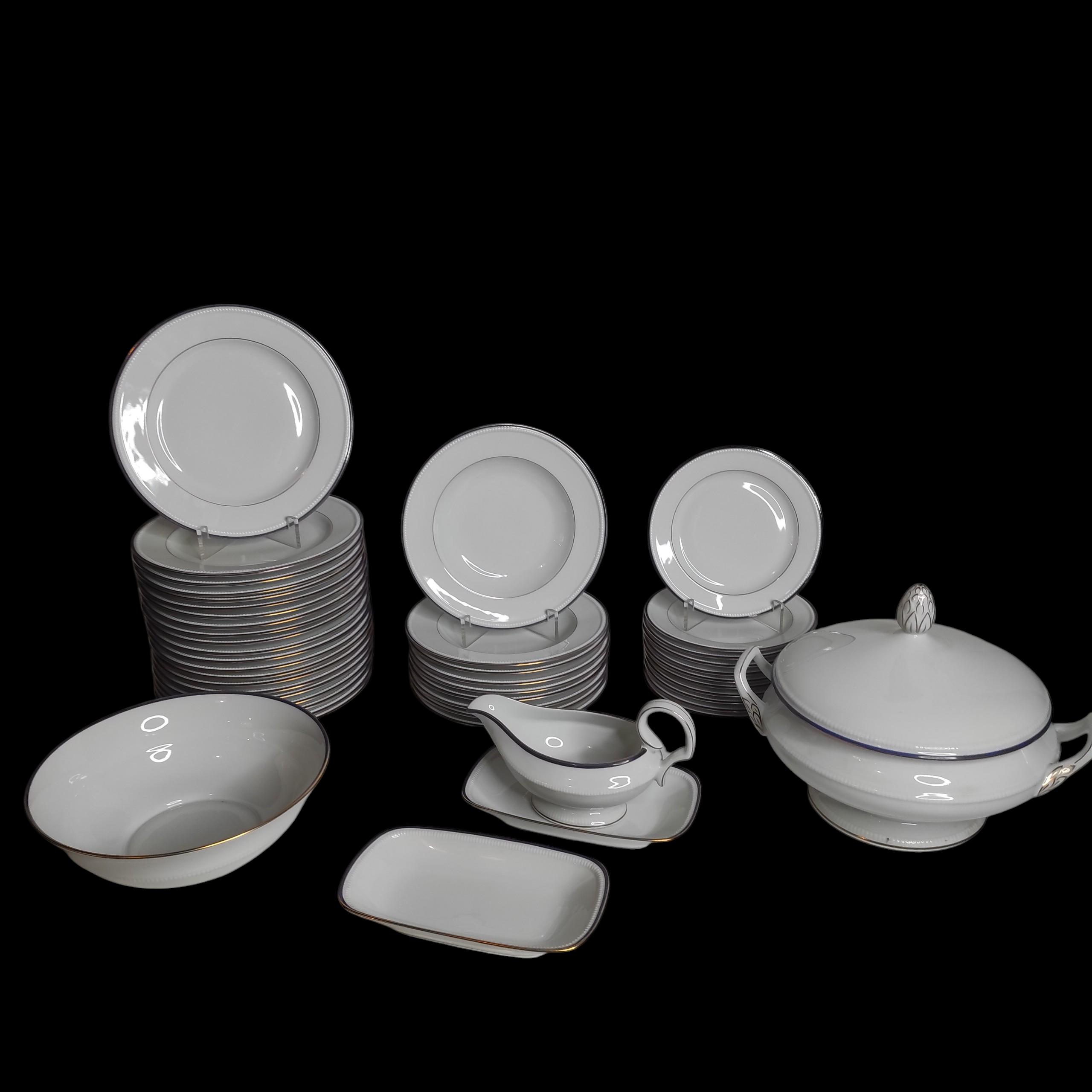 LIMOGES BERNARDAUD SERVICE DE TABLE LISERE BLEU 49 PIECES DONT 2 EN L ETAT 