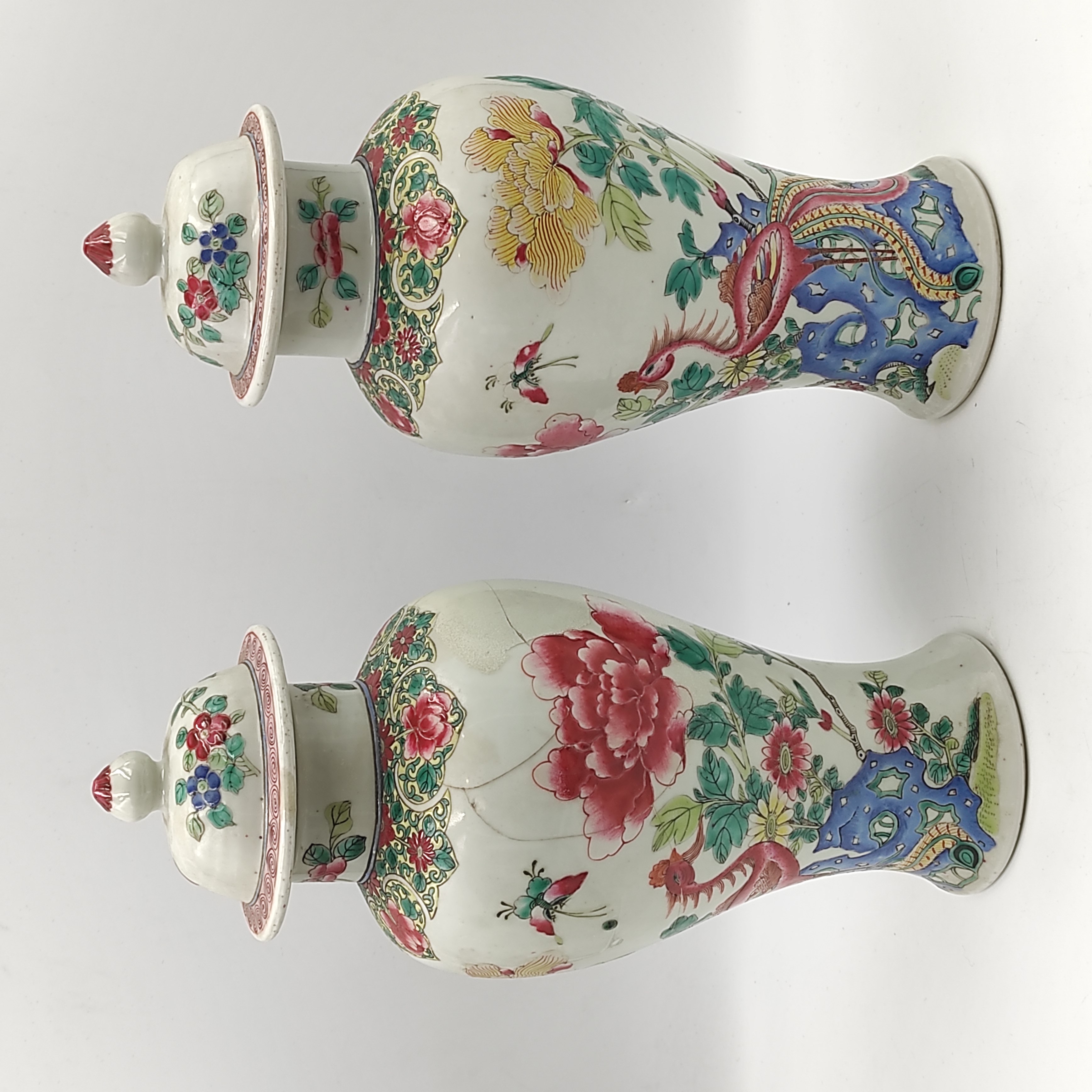 PAIRE DE VASES COUVERTS CHINOIS XIX IE DONT 1 EN L ETAT 