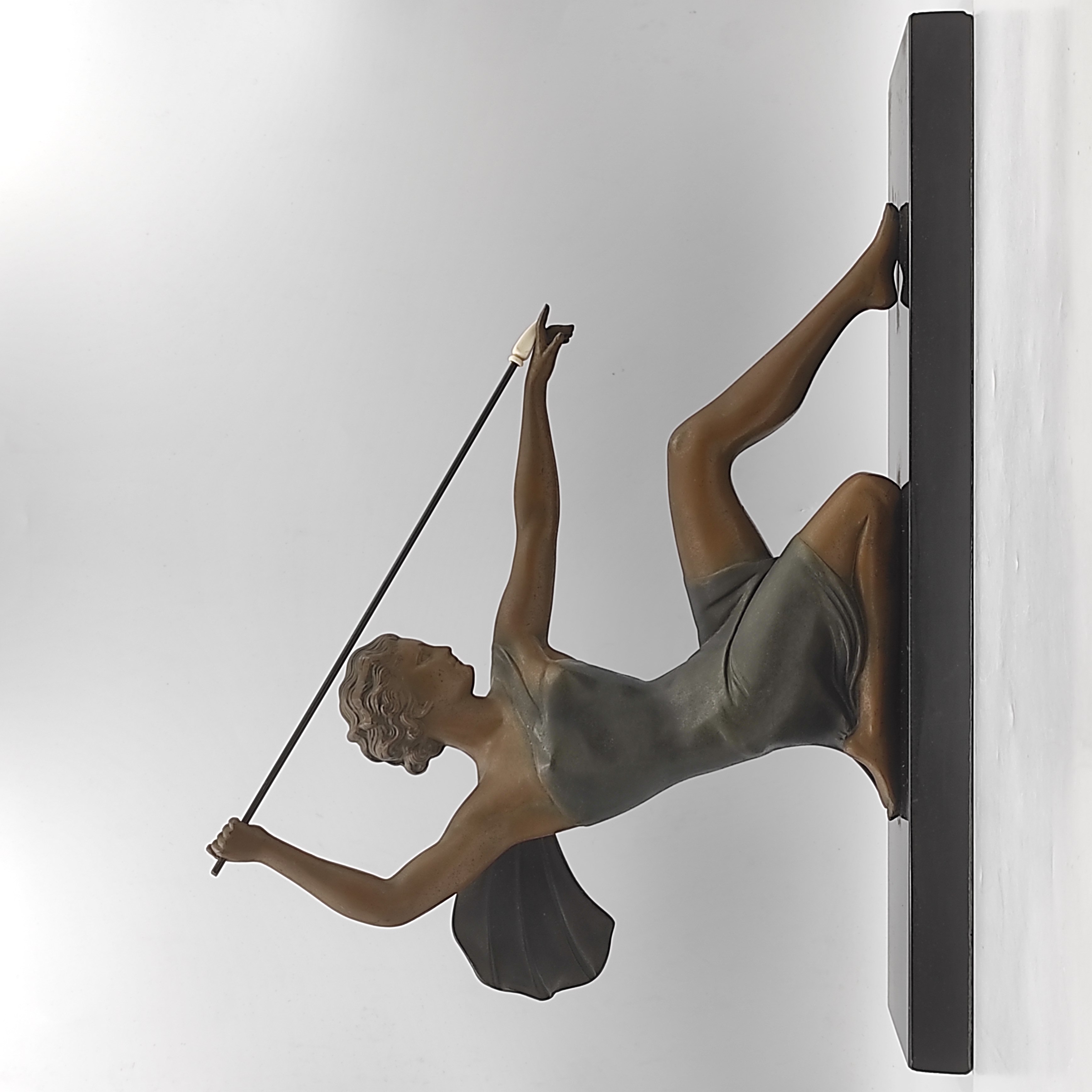 STATUETTE ART DECO SUR SOCLE DIANE CHASSERESSE EN REGULE 40 x 30 x 12 CM