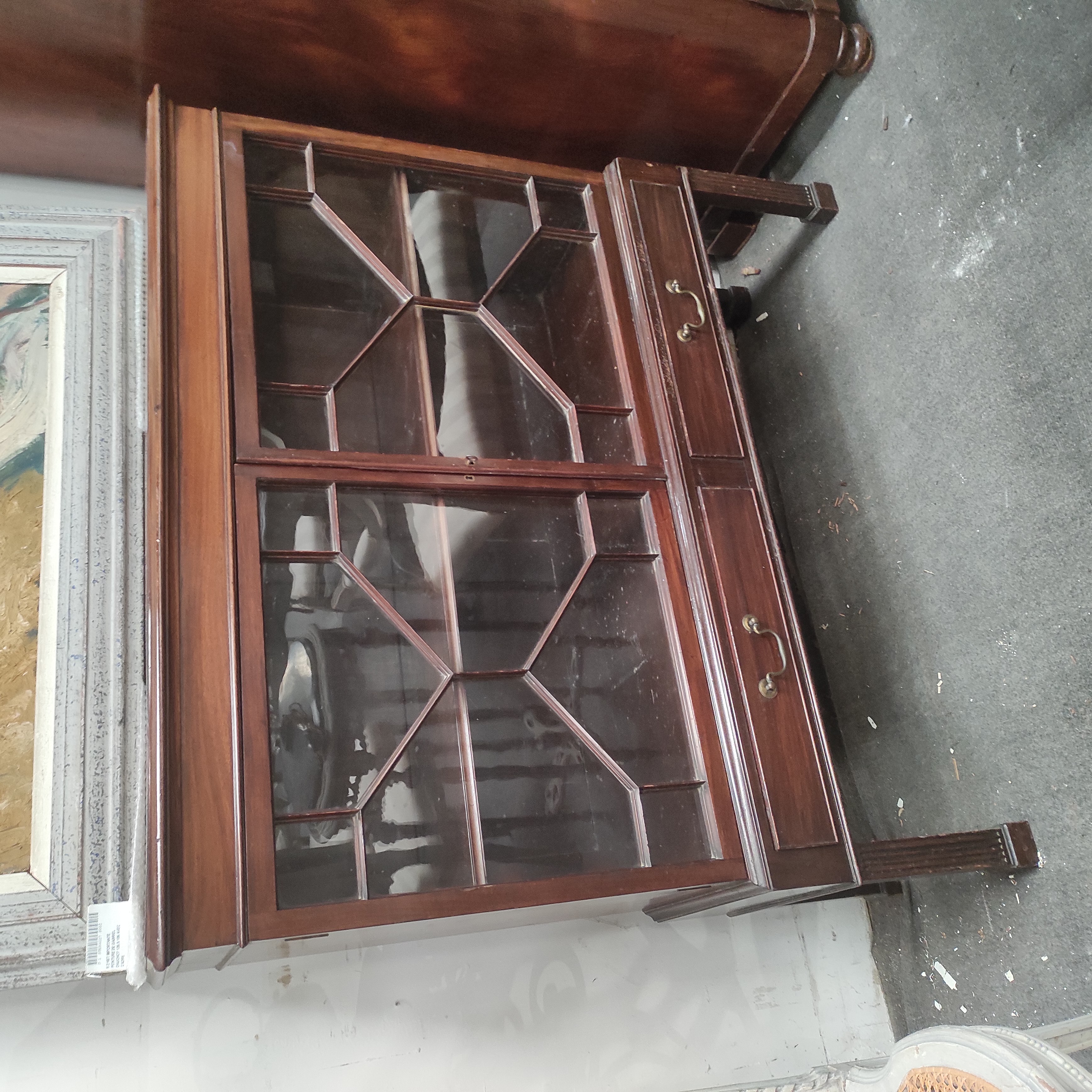 VITRINE ANGLAISE A CROISILLONS 2 PORTES + 2 TIROIRS 112/110/34 CM ACAJOU