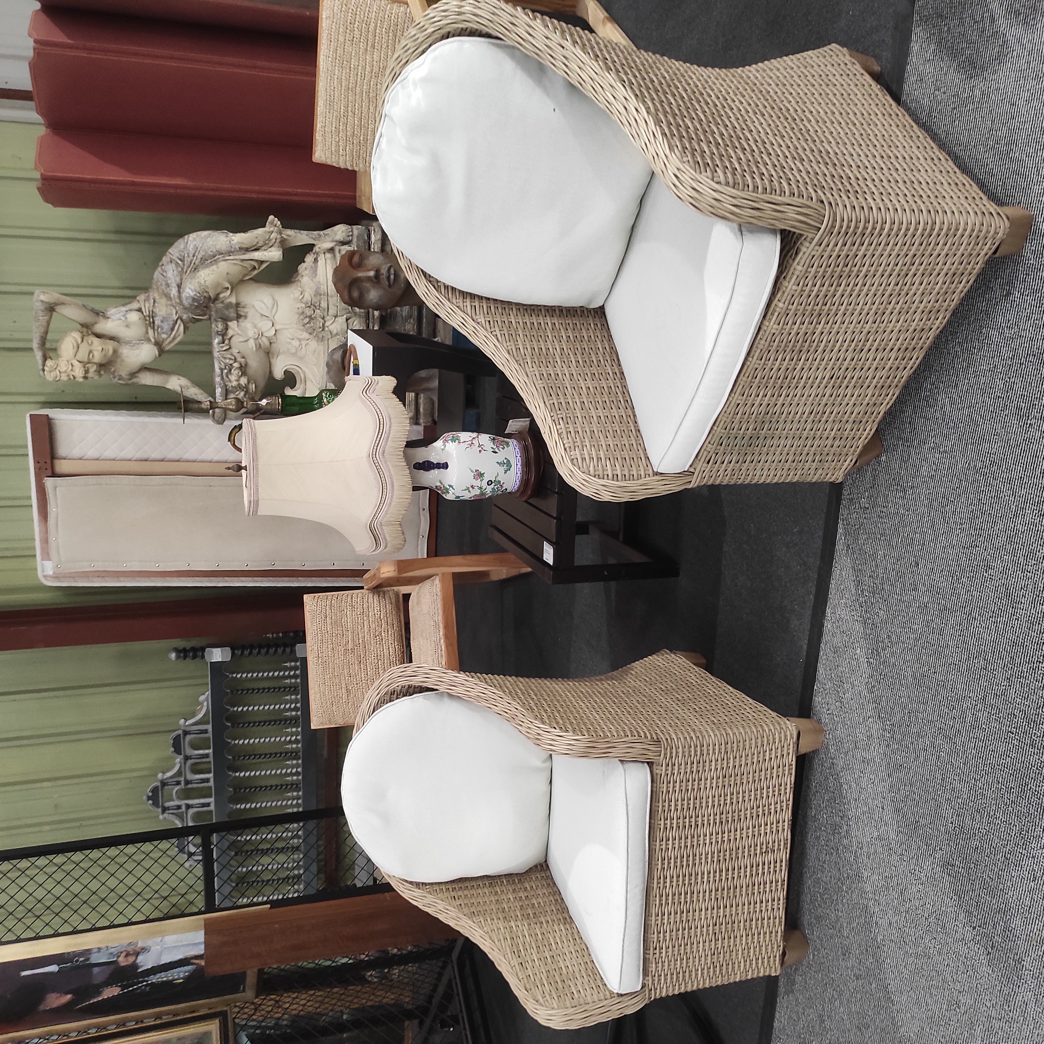 PAIRE DE FAUTEUILS EN RESINE TRESSEE 64/90/60 CM