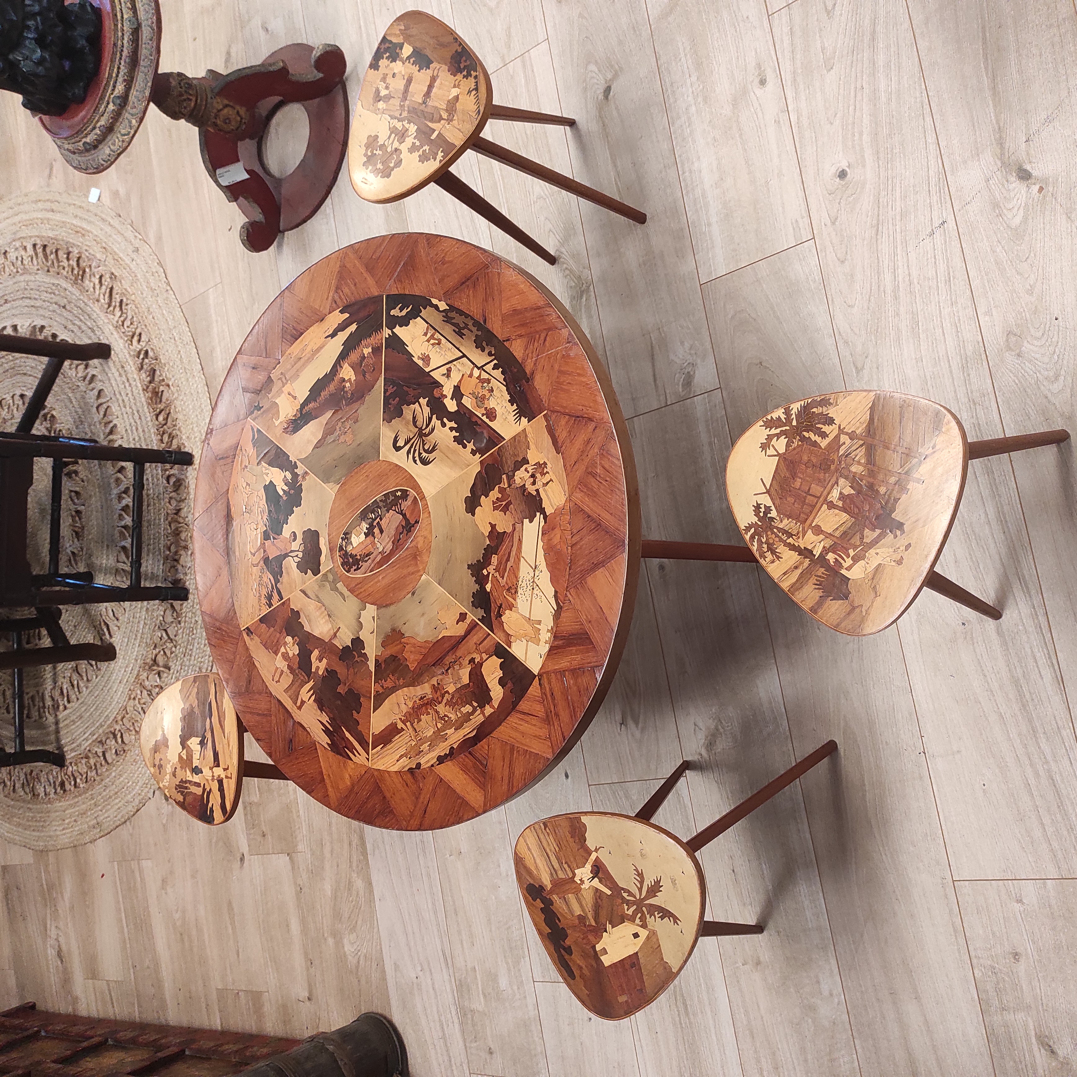 TABLE BASSE 80/49 CM + 4 TABOURETS 25/43.5 CM MARQUETES 