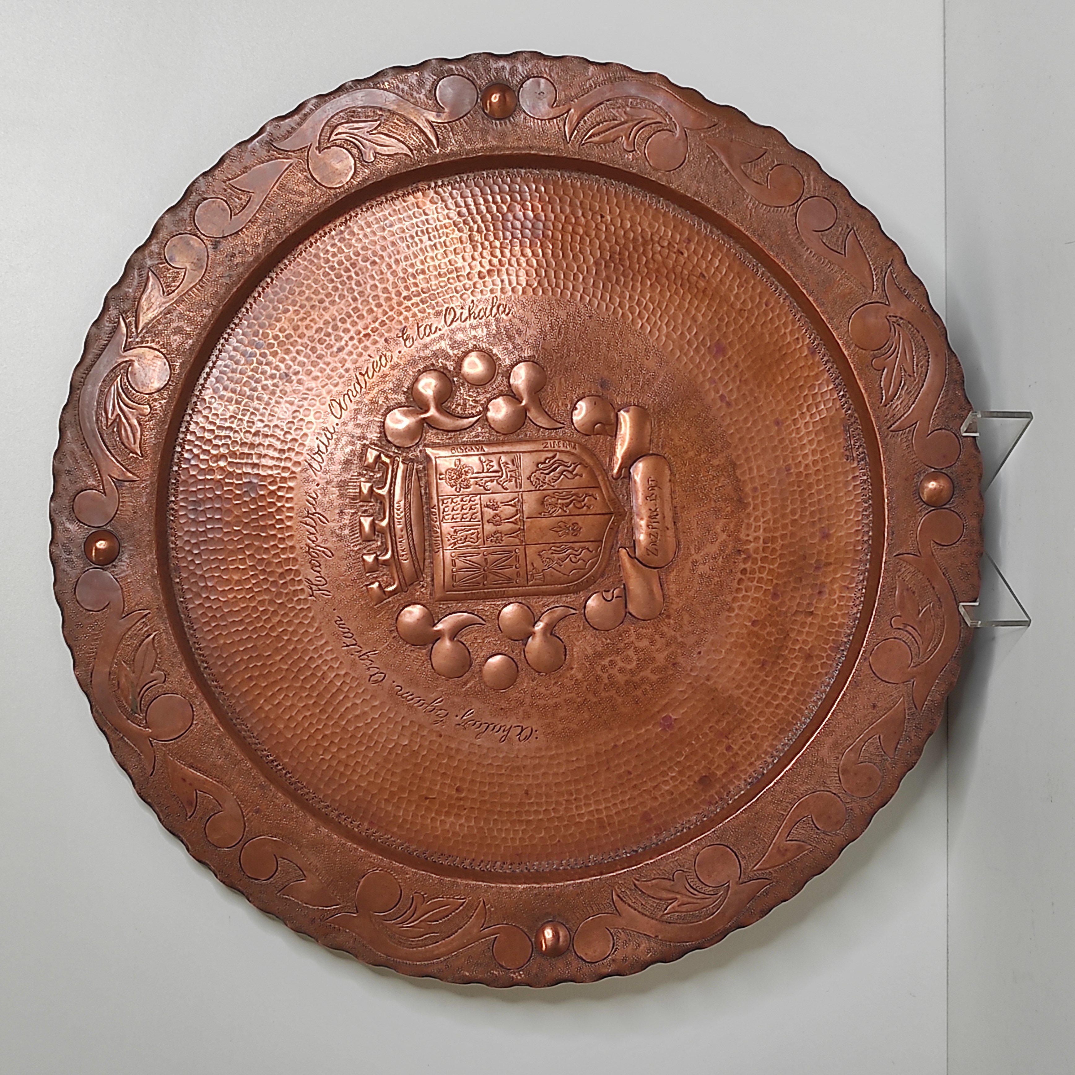 R. BOISAN GONG / PLATEAU CIRCULAIRE EN CUIVRE DECOR BLASON BASQUE D. 59CM