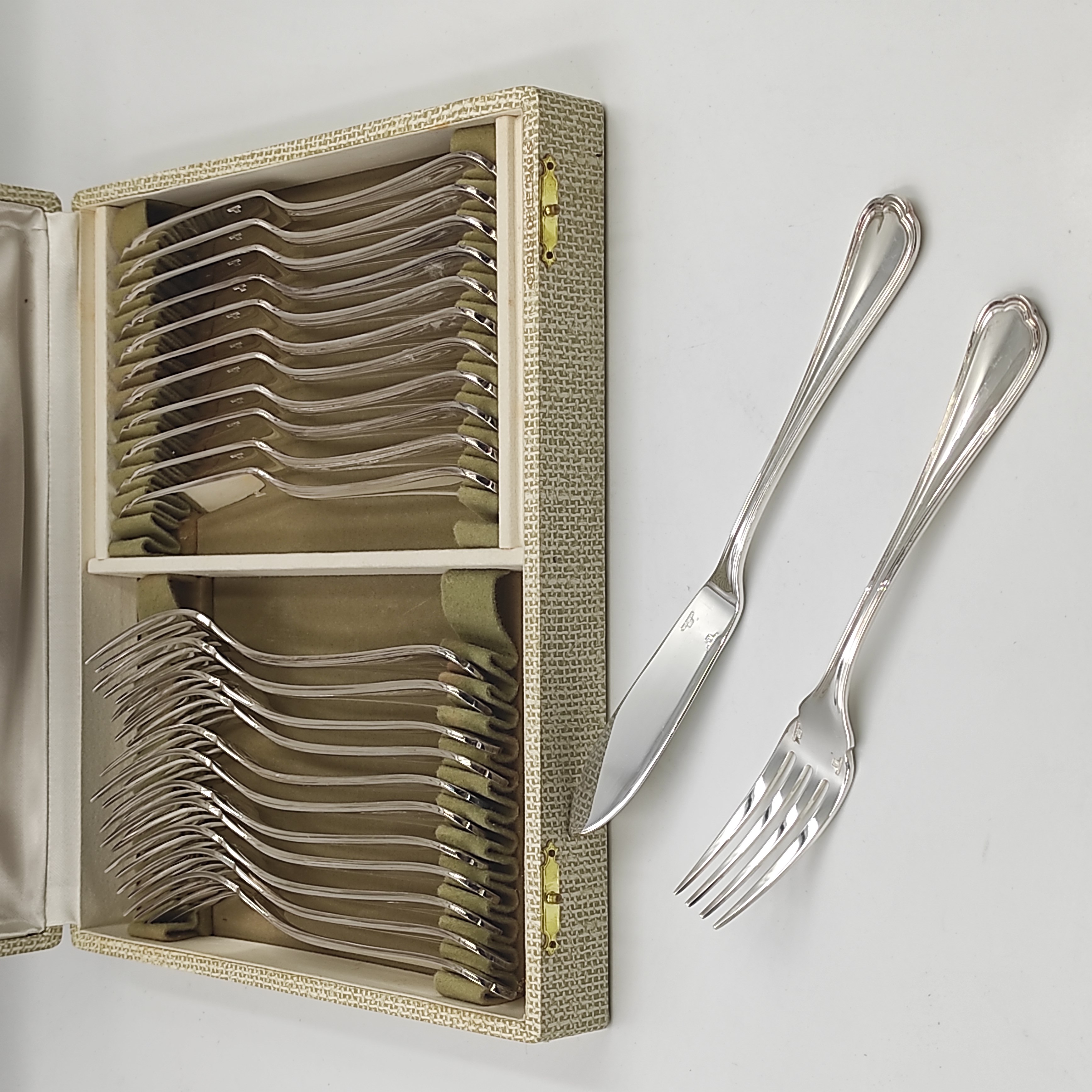 CHRISTOFLE SPATOURS 12 COUVERTS A POISSON (24 PIECES) METAL ARGENTE + BOITE