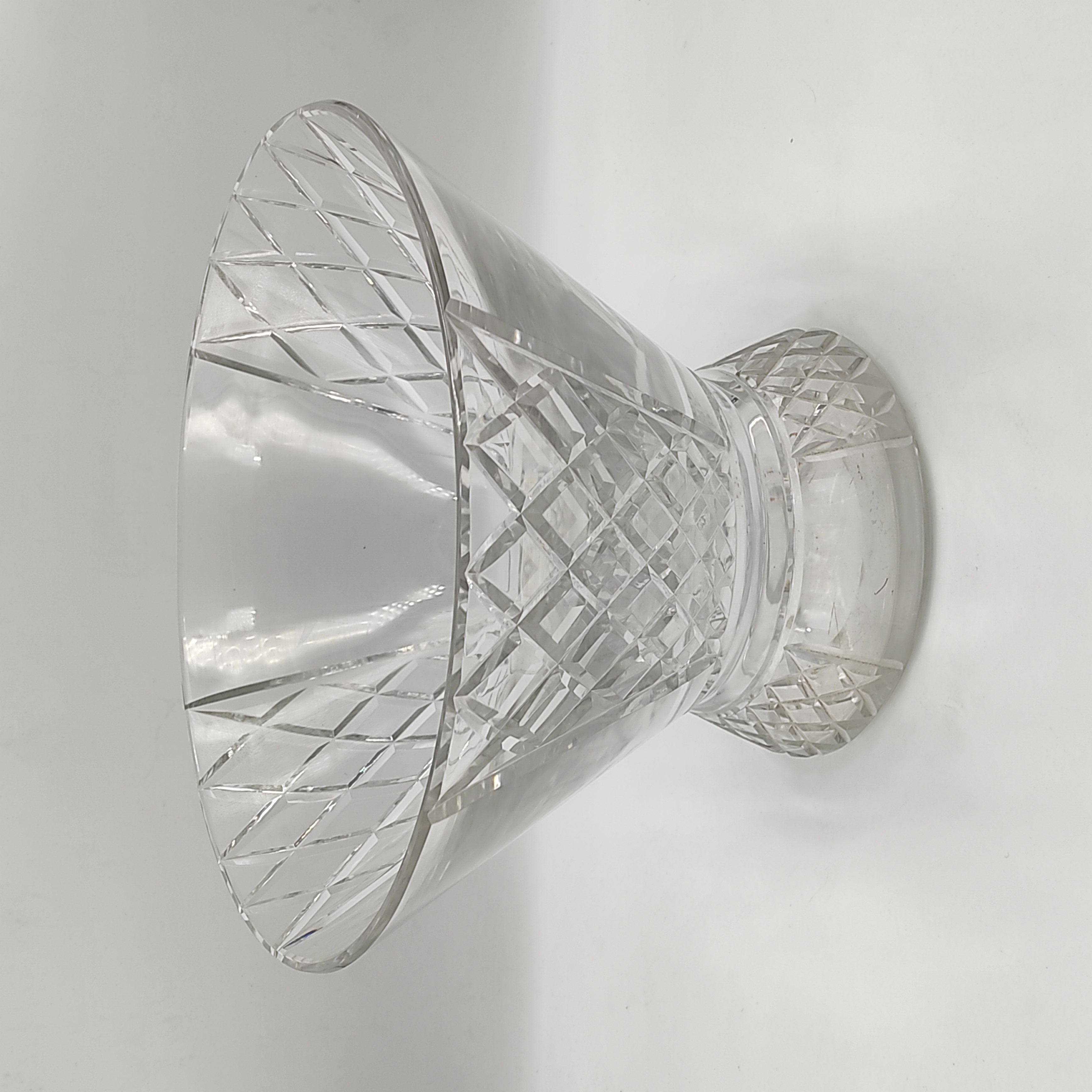 BACCARAT IMPORTANTE COUPE A FRUIT A MOTIF QUADRILLE