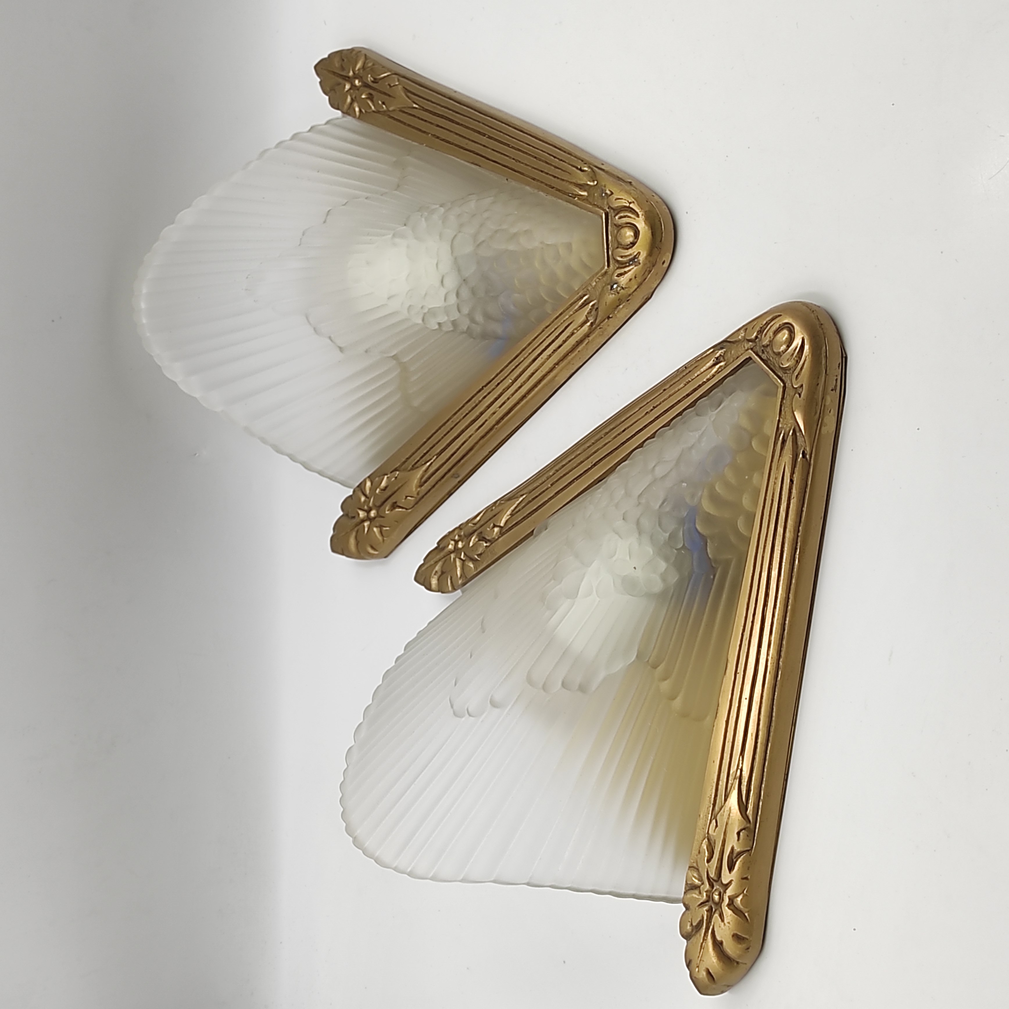 PAIRE D APPLIQUES EN VERRE DEPOLI ET LAITON DE STYLE ART DECO H 28 CM