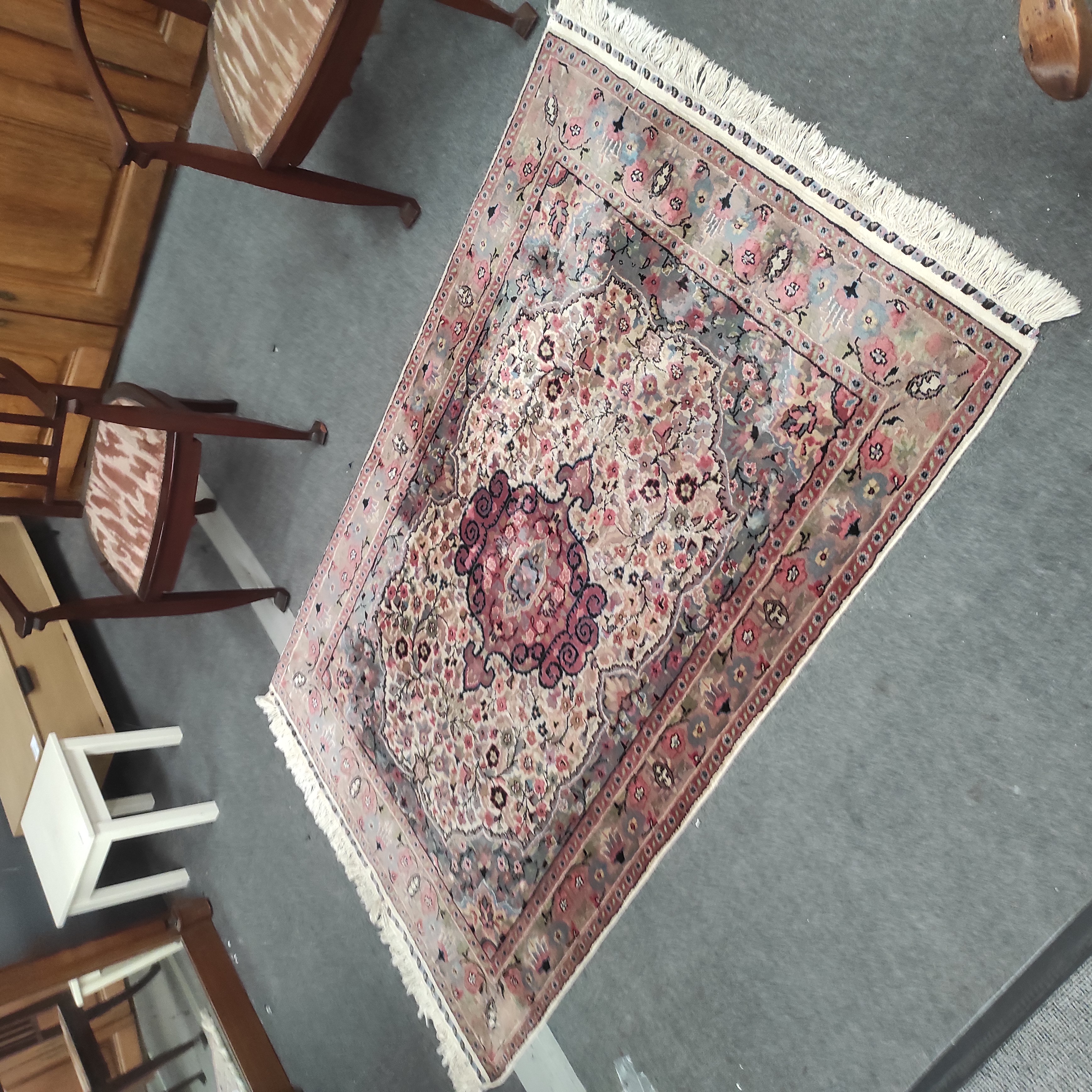 TAPIS EN LAINE MOTIF ROSE 200/125 CM