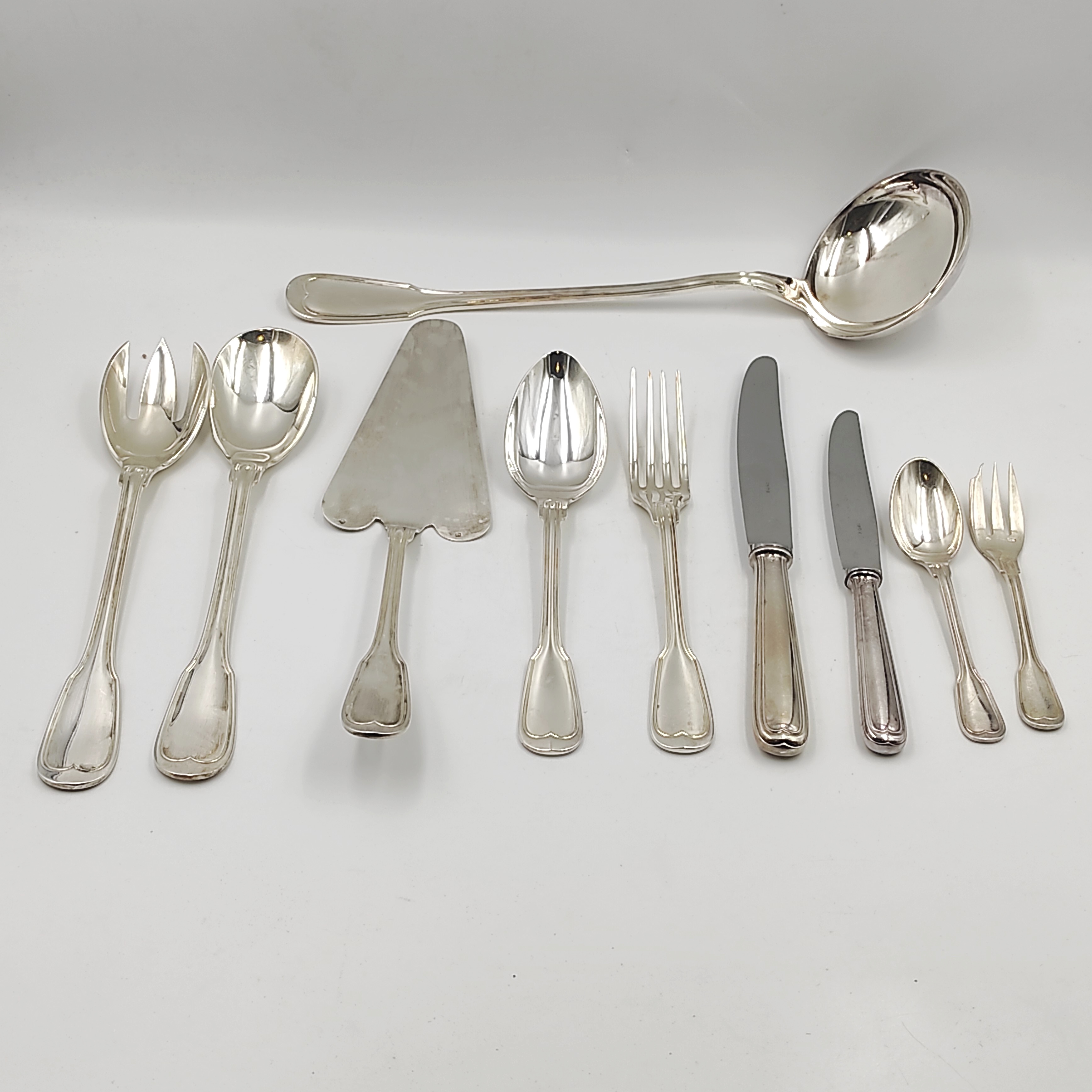 MENAGERE MODELE FILET 76 PIECES 12 PERSONNES EN METAL ARGENTE + BOITES