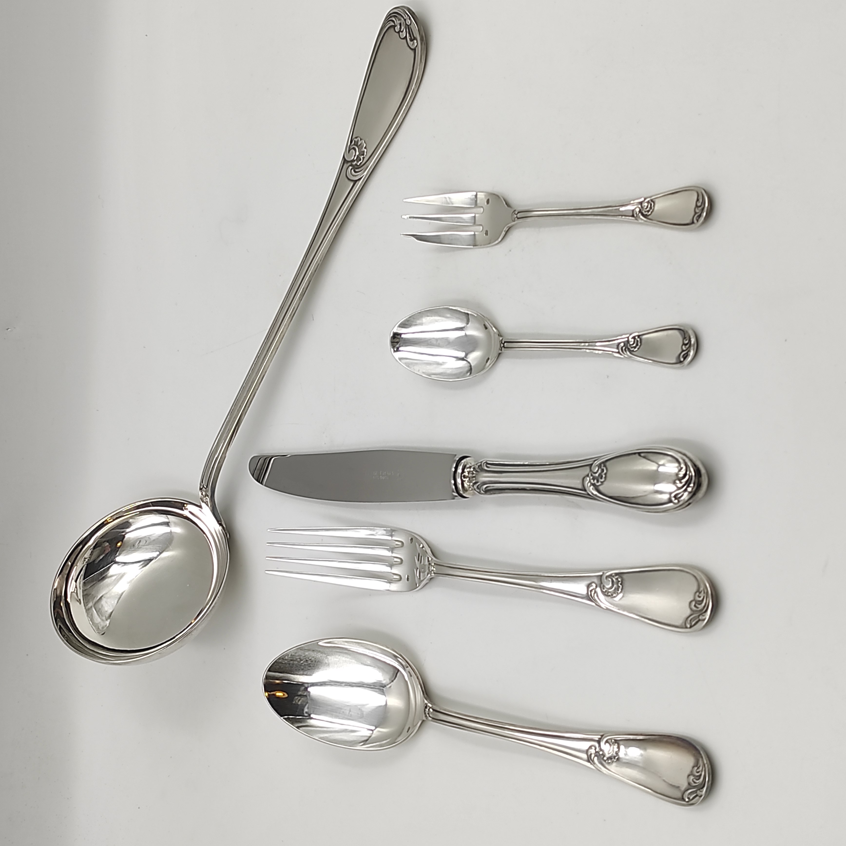 FELIX FRERES MENAGERE 55 PIECES A DECOR FLORAL EN METAL ARGENTE