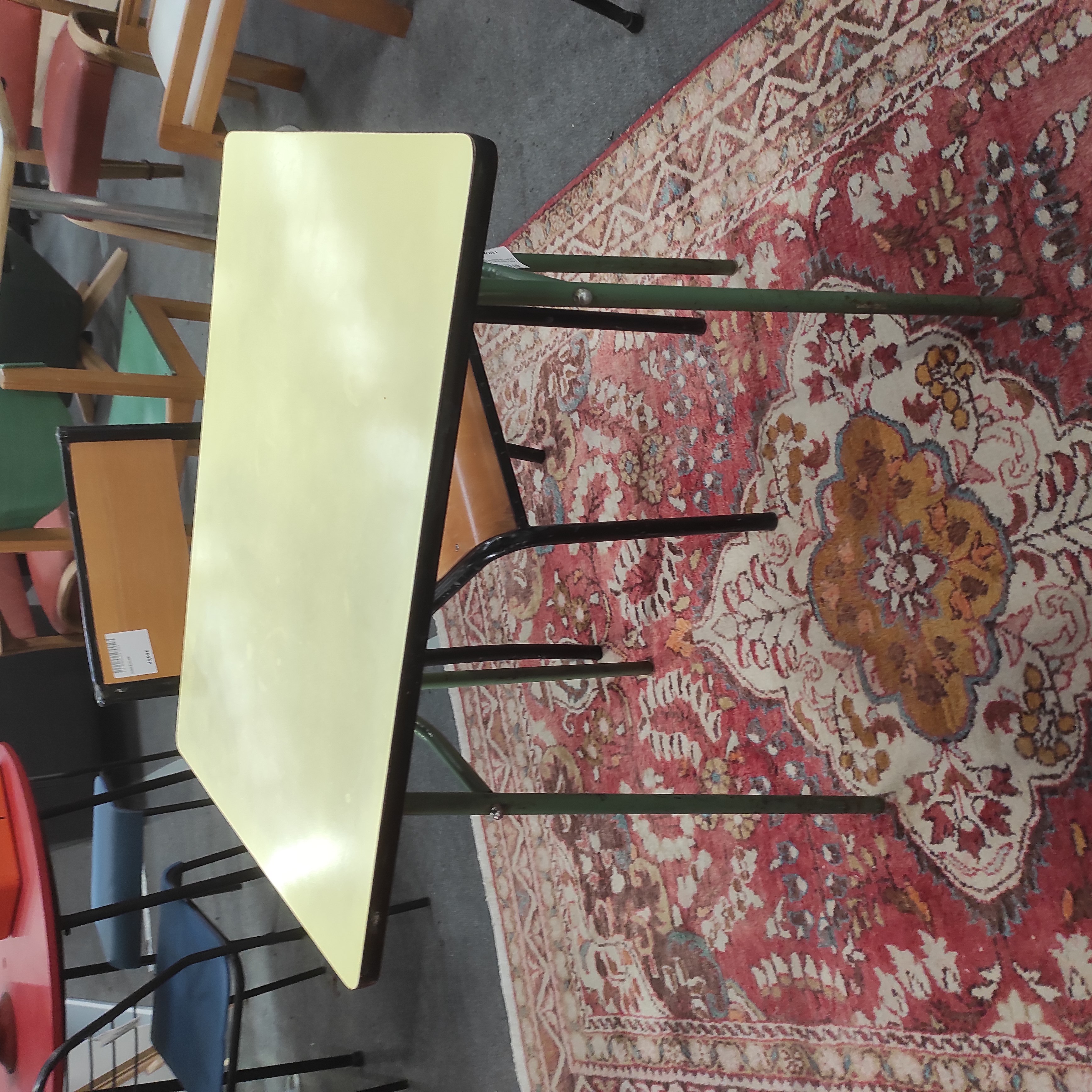 TABLE EN FORMICA JAUNE 71/74/51 CM ANNEES 50