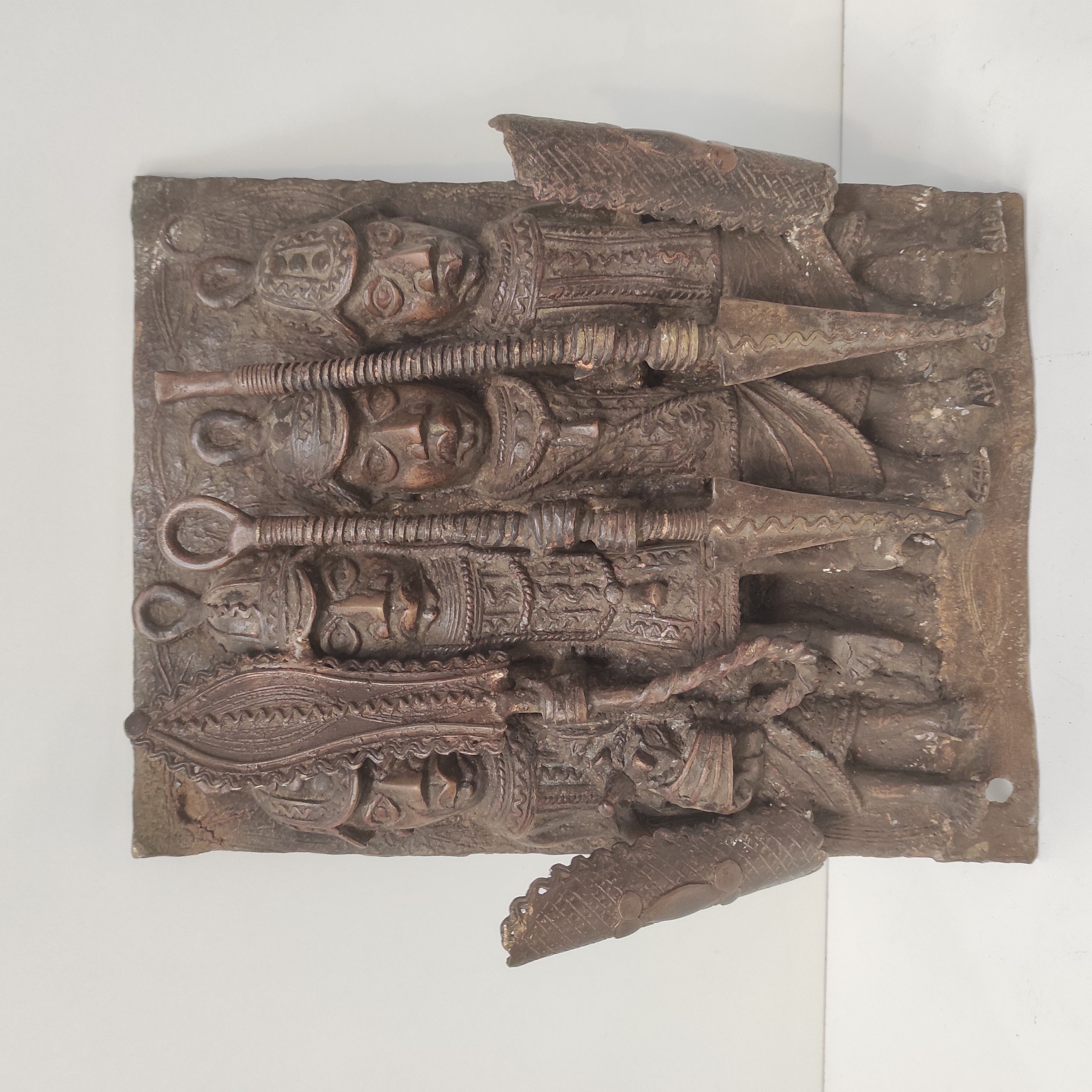 PLAQUE DE BRONZE REPRESENTANT 4 G UERRIERS AFRICAINS