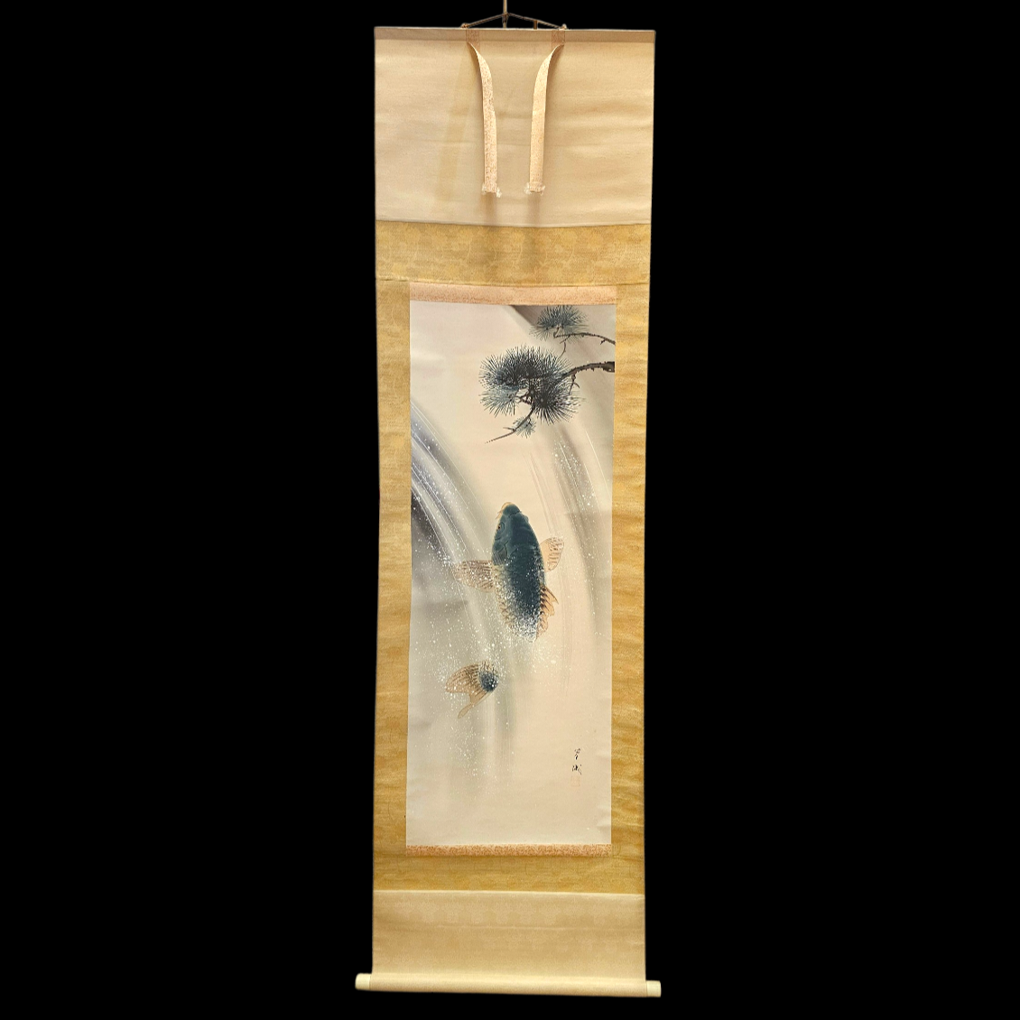 KAKEJIKU PARCHEMIN CALLIGRAPHIE SUR SOIE LA CARPE KOI BLEUE 180 X 53 CM + ECRIN