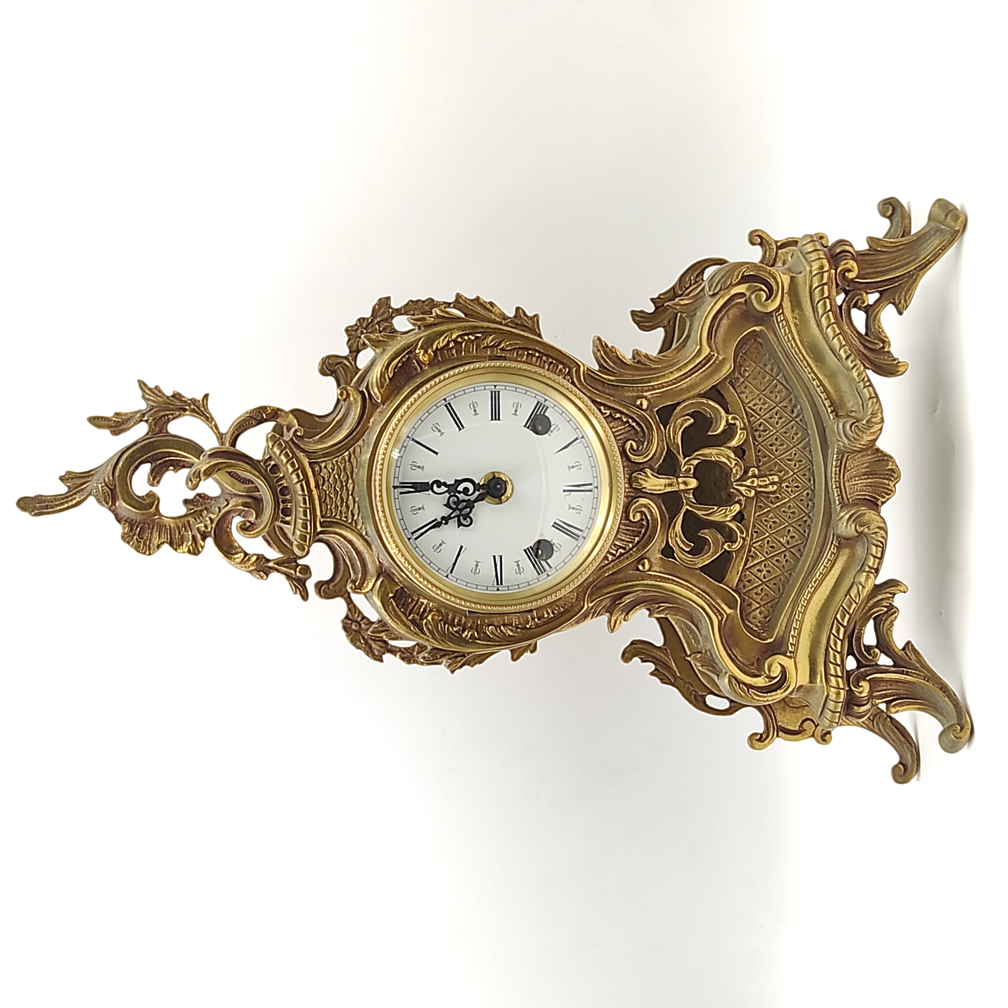 PENDULE EN BRONZE STYLE ROCAILLE AVEC CLEF