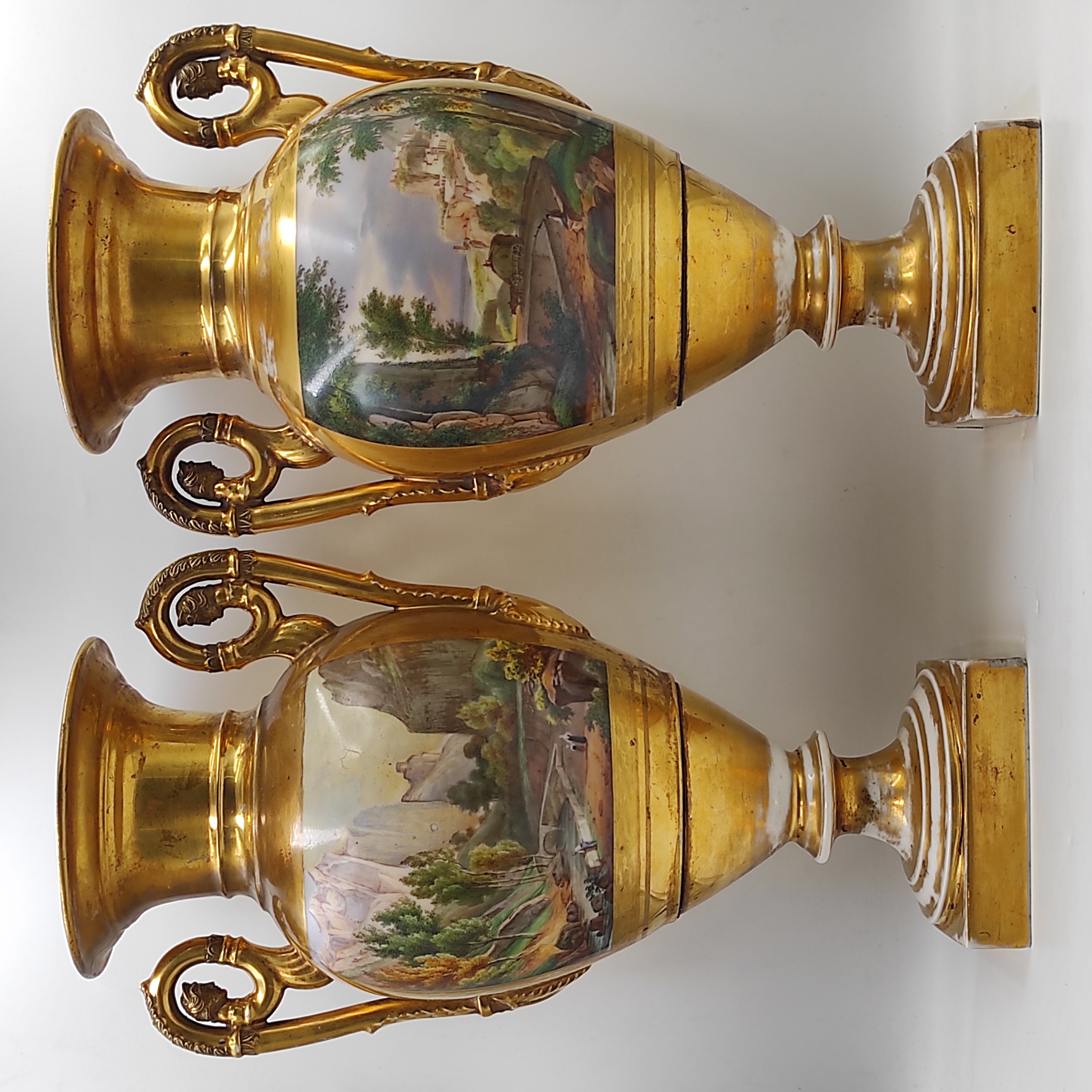 PAIRE DE VASES A BALUSTRES PORCELAINE DOREE A DECOR DE PAYSAGES H 41 CM (FELS)