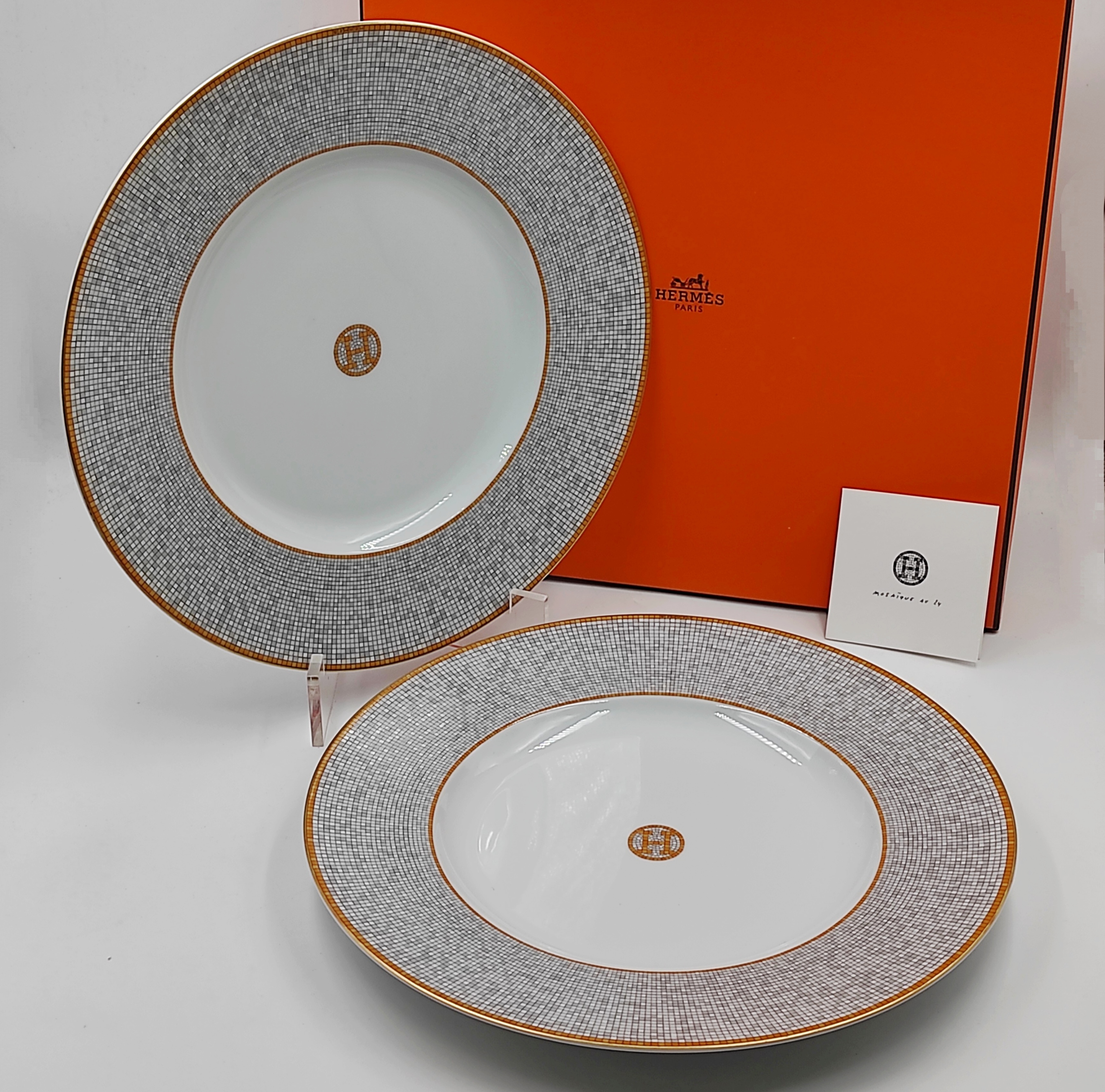HERMES MOSAIQUE 24 OR  SET DE 2 ASSIETTES DE PRESENTATION 32 CM + BOITE 