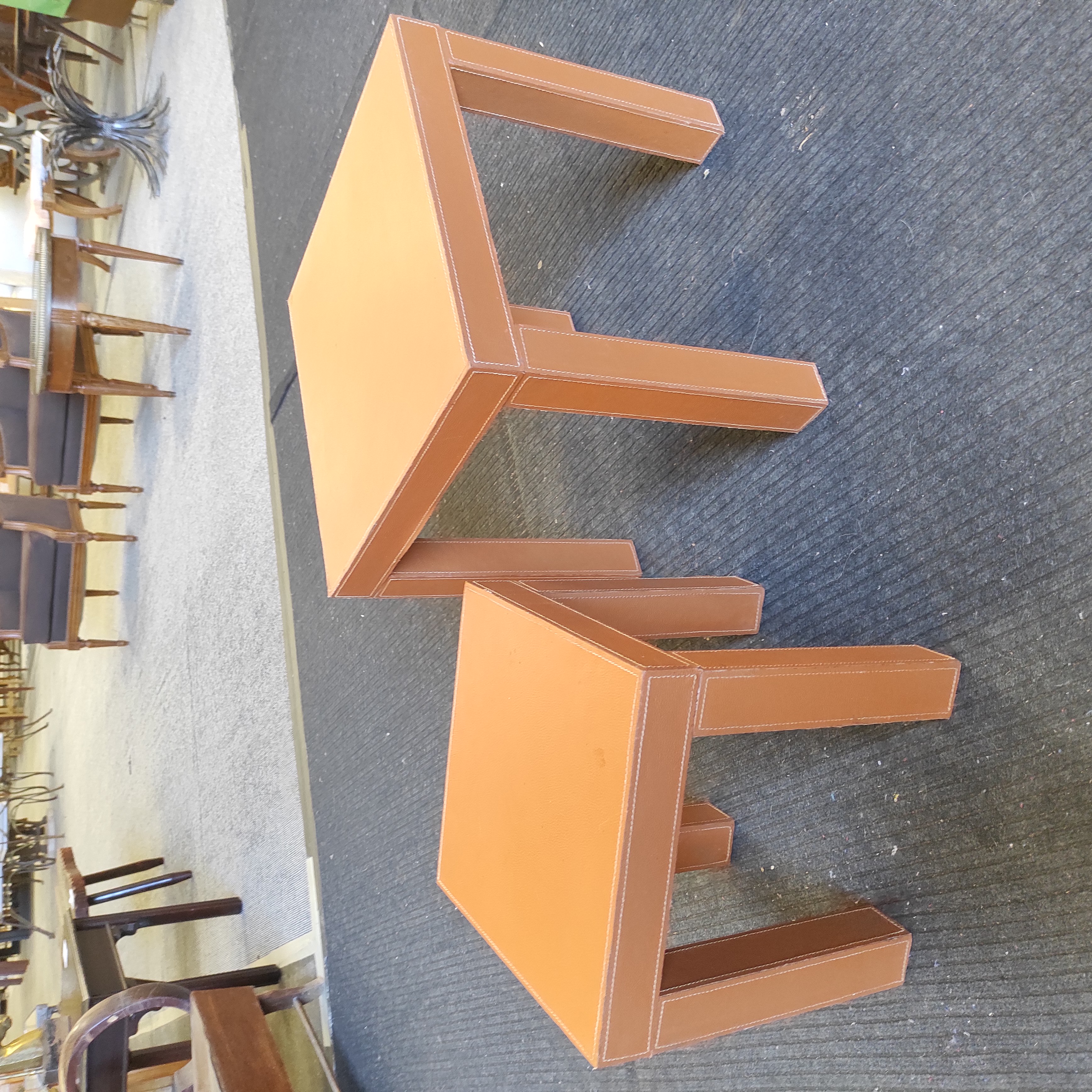 DUO DE TABLES GIGOGNES EN CUIR 43/39 CM 