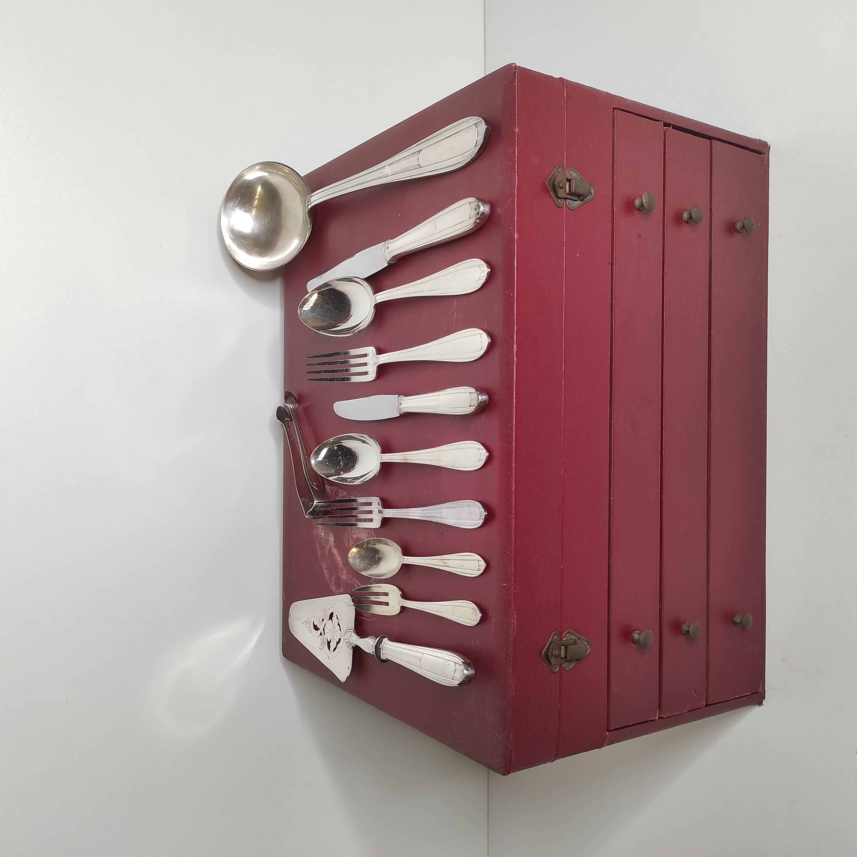 MENAGERE 99 PIECES ANNEES 50 EN METAL ARGENTE + COFFRET 