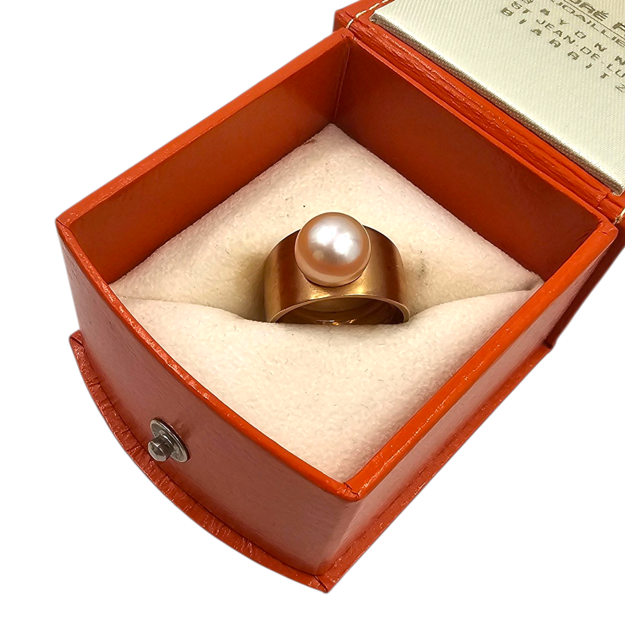 BAGUE LARGE EN OR (AIGLE) SURMONTEE D UNE PERLE DE CULTURE P.B. 14.62 GR T. 53